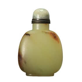 A YELLOW JADE SNUFF BOTTLE