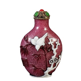 A PEKING GLASS OVERLAY SNUFF BOTTLE