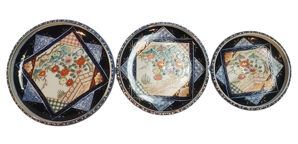 SET OF THREE GRADUATED JAPANESE IMARI STACK BOWLS EARLY 20TH CENTURY