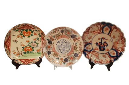 THREE JAPANESE IMARI PLATES. MEIJI PERIOD