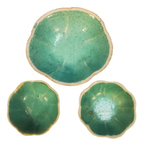 3 CHINESE DECORATED BOWLS WITH TURQUOISE INTERIORS, LATE 19 CENTURY