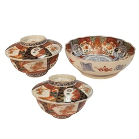 3 JAPANESE IMARI PIECES, MEIJI PERIOD