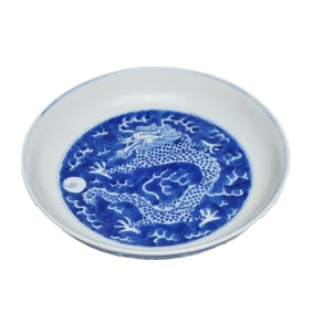 A BLUE AND WHITE DRAGON SAUCER