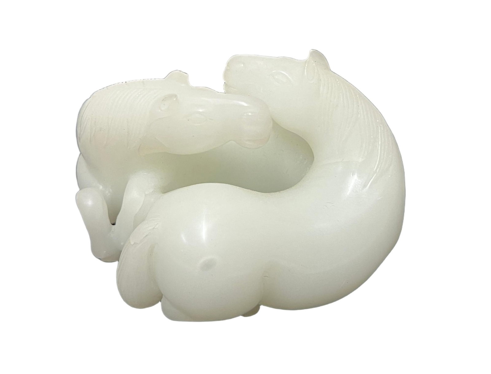 A CARVED WHITE GLASS DOUBLE HORSES: WHITE GLASS SCULPTURE 'SCROLL WEIGHT' OF 2 HORSE FACING EACHOTHER IMITATING WHITE JADE. FROM NEW YORK COLLECTOR. DIMENSION: L. 8 cm. H. 6.5 cm. A LIST OF RECOMMENDED THIRD-PARTY SHIPPER IS AVAILABLE U