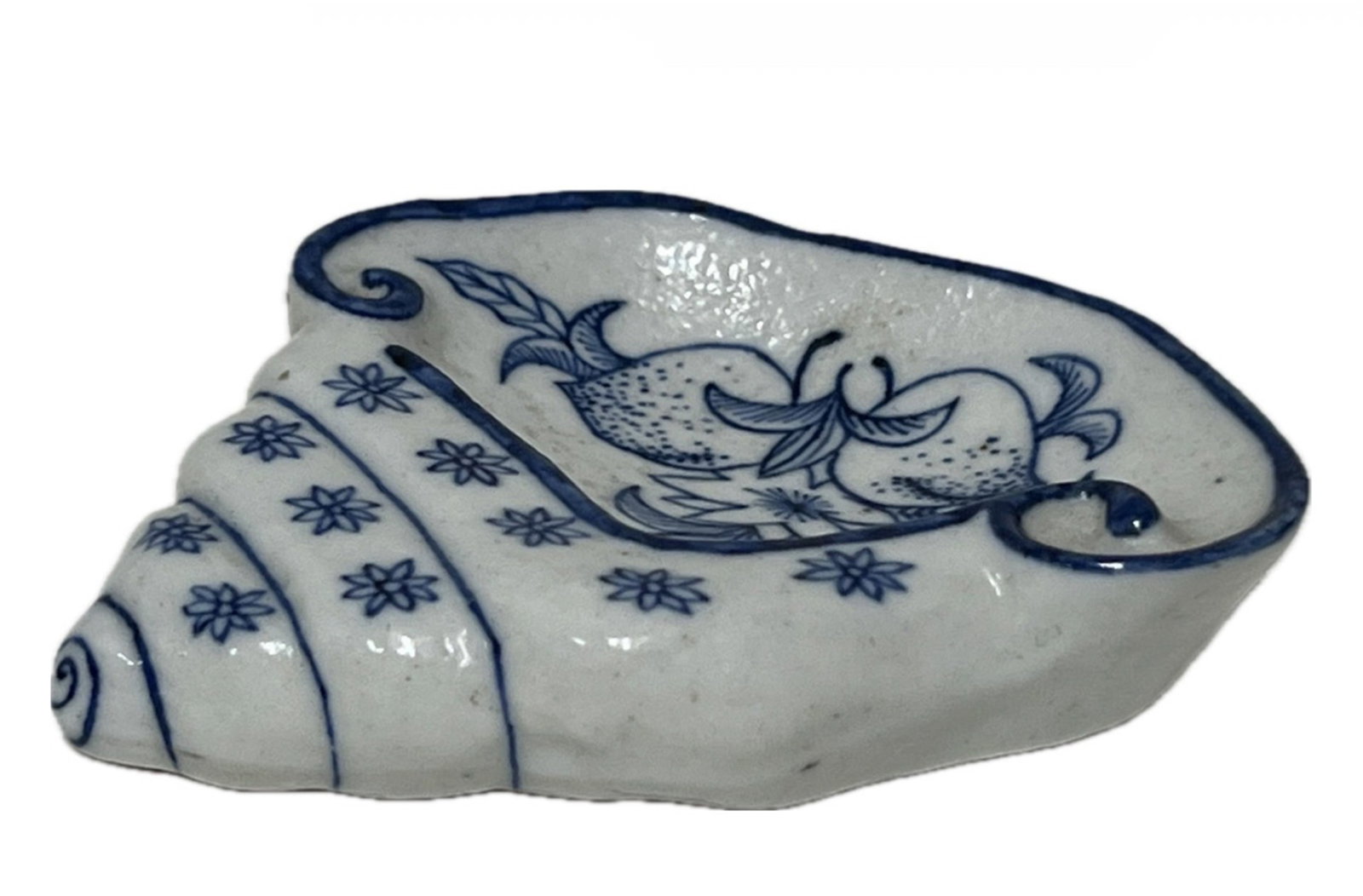 A BLUE AND WHITE INKWELL WITH YONG ZHENG MARK: A BLUE AND WHITE INKWELL decorated with peach branches at the surface. FROM NEW YORK COLLECTOR. DIMENSION: L. 8 cm. A LIST OF RECOMMENDED THIRD-PARTY SHIPPER IS AVAILABLE UNDER SHIPPING INFORMATION. P