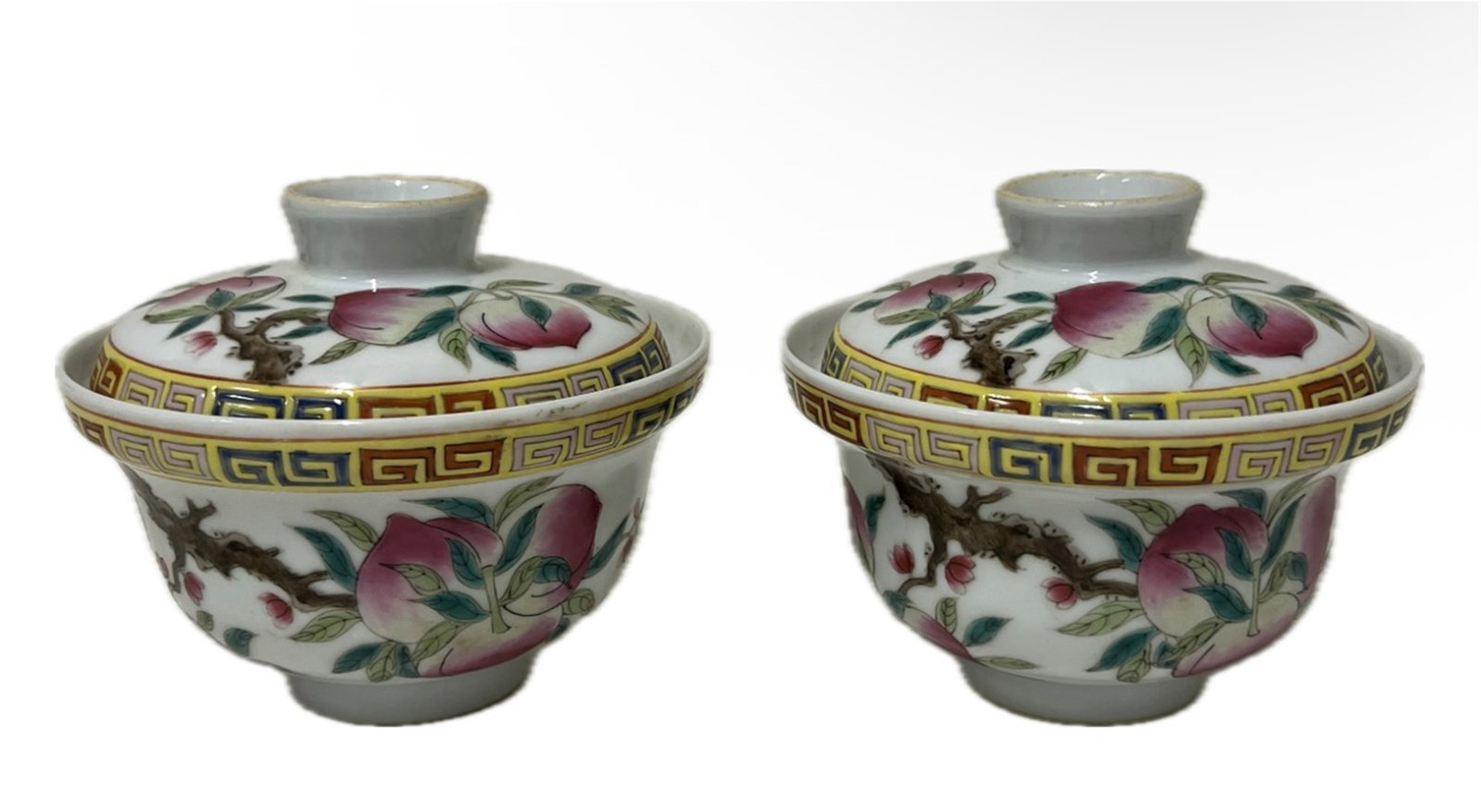 PAIR FAMILLE ROSE PEACHES BOWLS WITH COVERS: PAIR FAMILLE ROSE PEACHES BOWLS WITH COVERS Decorated with peach branches at the belly, surmounted with dome cover. DIMENSION: H. 10.5 cm. A LIST OF RECOMMENDED THIRD-PARTY SHIPPER IS AVAILABLE UNDER 