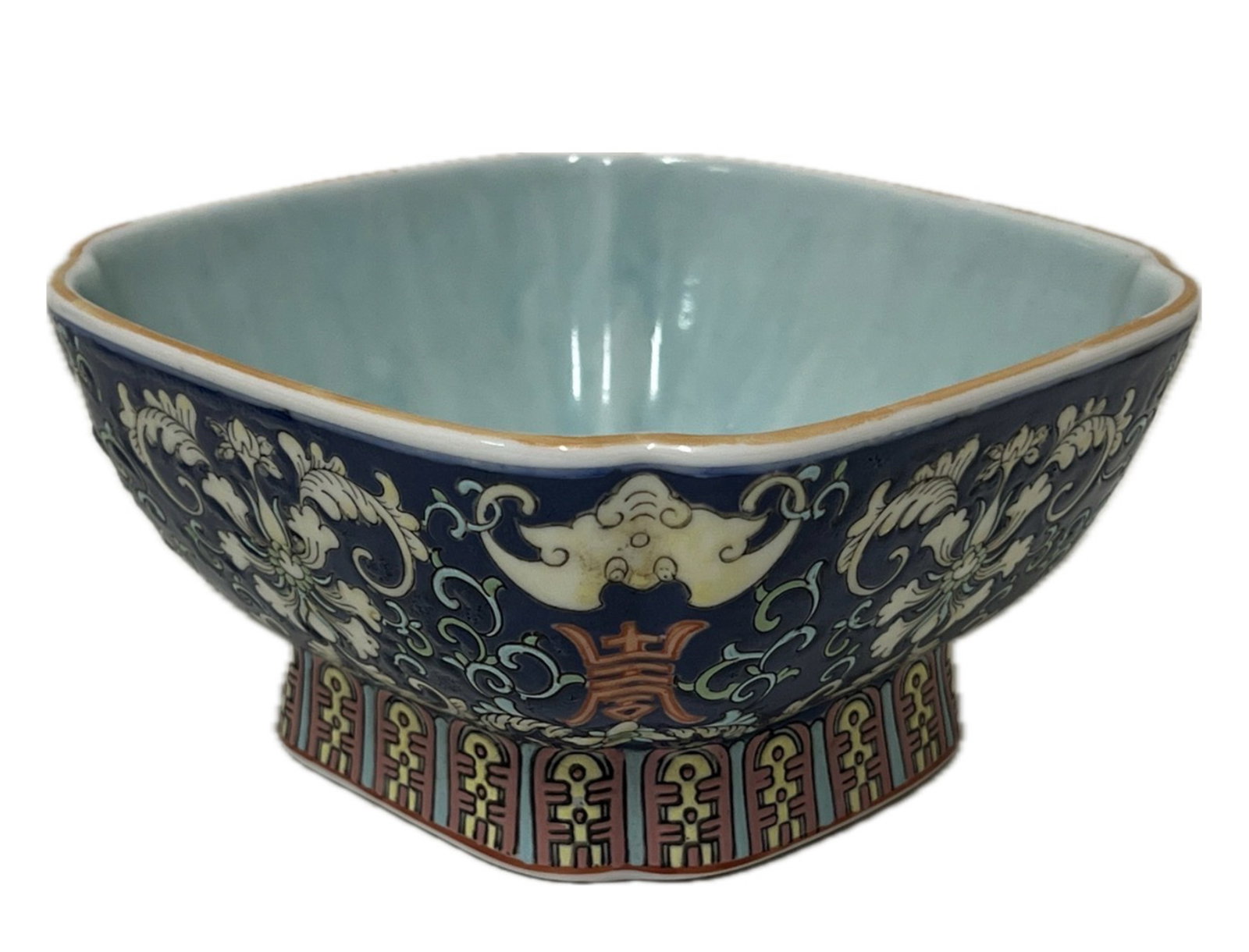 A FAMILLE ROSE BATS AND LONGEVITY BOWL: A FAMILLE ROSE BATS AND LONGEVITY BOWL Decorated with bats and longevity motifs at the exterior. DIMENSION: Caliber. 17 cm. H. 10 cm. A LIST OF RECOMMENDED THIRD-PARTY SHIPPER IS AVAILABLE UNDER SHIPP