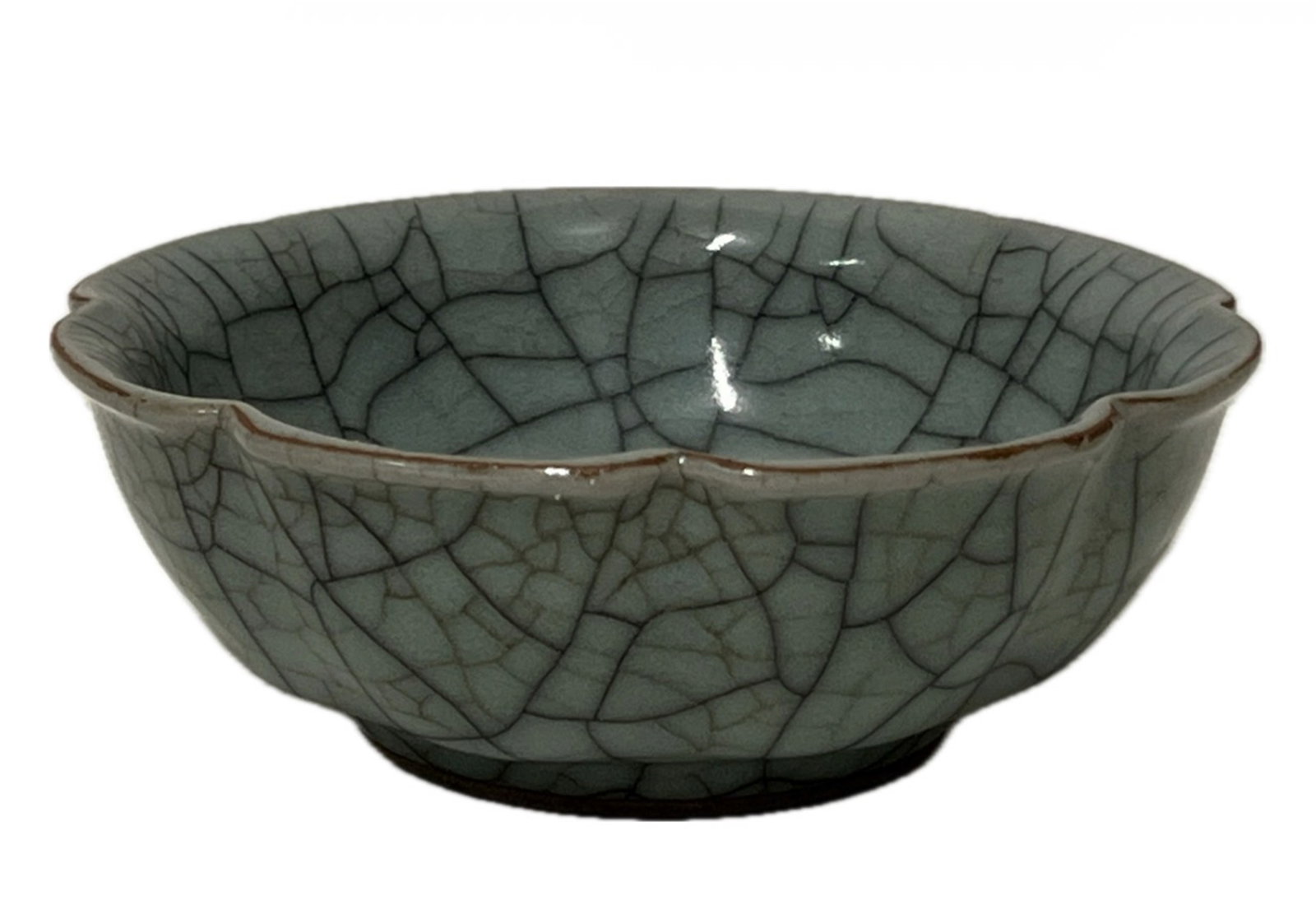 A GE-WARE LOBED BOWL: A GE-WARE LOBED BOWL The lobed bowl applied with crackled glaze. FROM NEW YORK COLLECTOR. DIMENSION: Caliber. 12 cm. H. 5 cm. A LIST OF RECOMMENDED THIRD-PARTY SHIPPER IS AVAILABLE UNDER SHIPPING INFO
