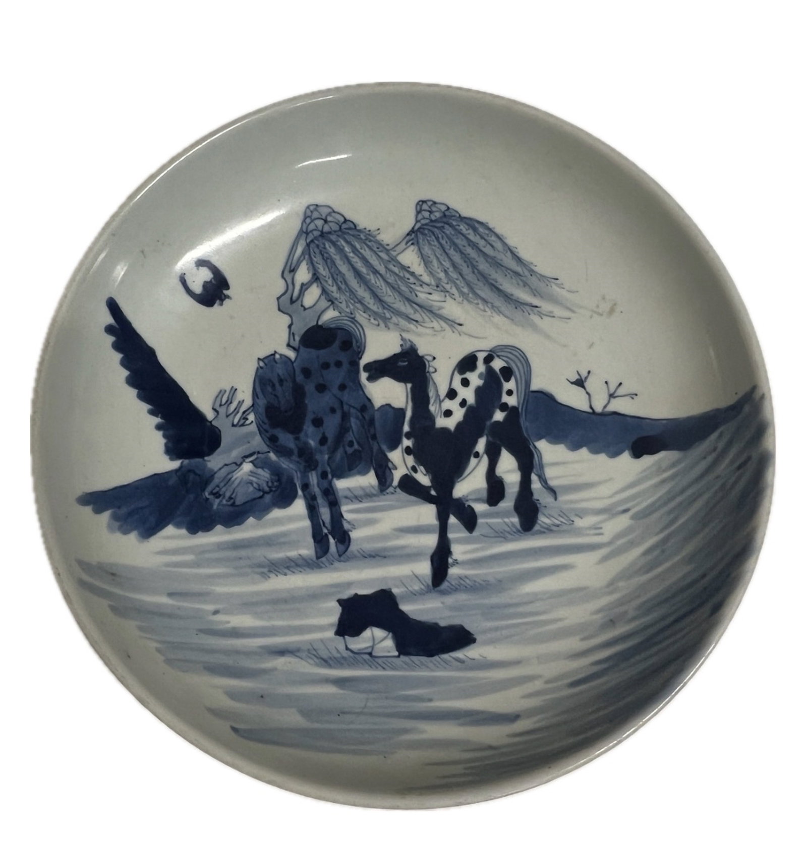 A BLUE AND WHITE PLATE: A BLUE AND WHITE PLATE Painted with horses at the interior. DIMENSION: Caliber. 28 cm. A LIST OF RECOMMENDED THIRD-PARTY SHIPPER IS AVAILABLE UNDER SHIPPING INFORMATION. PLEASE FEEL FREE TO CONTACT