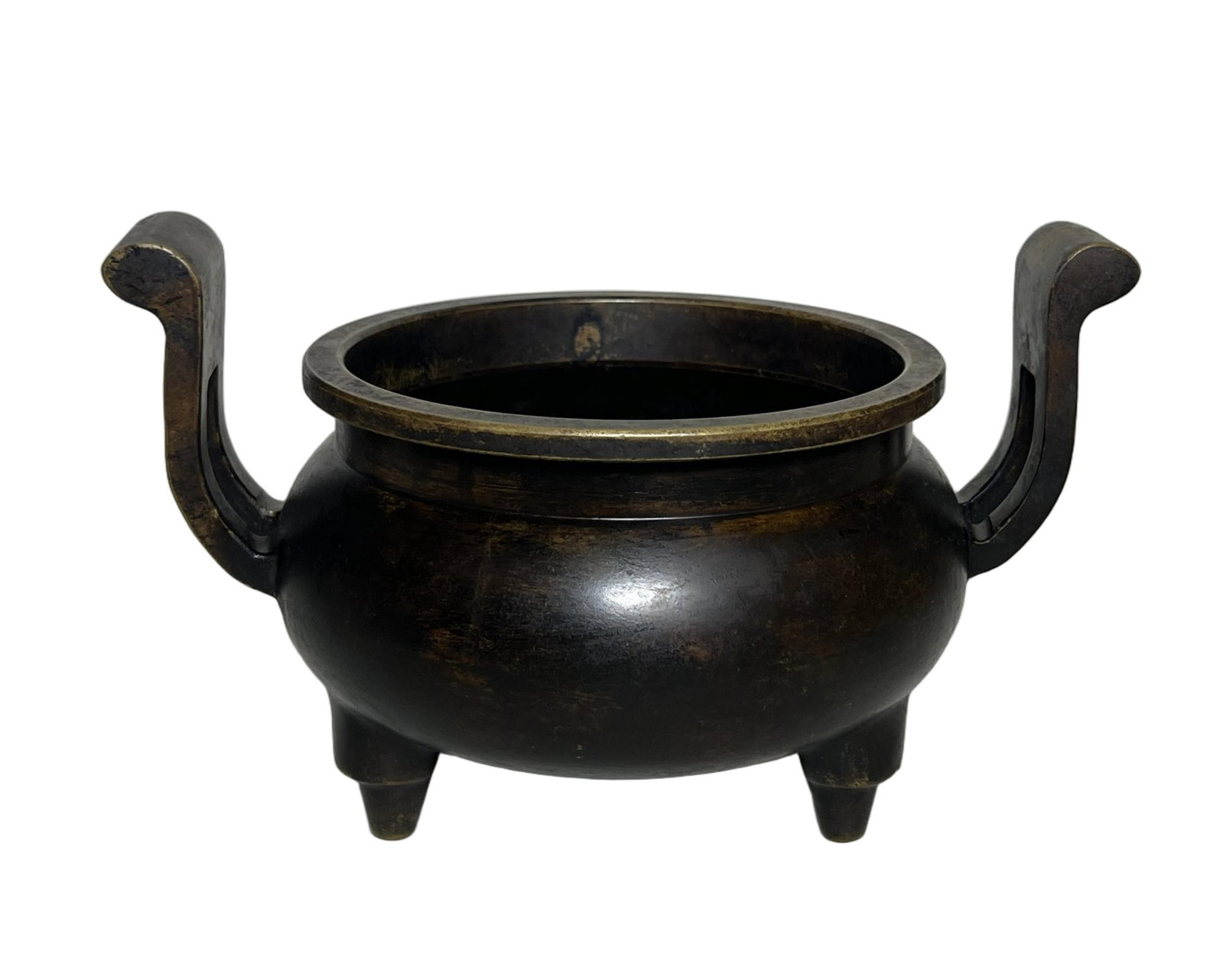 A BRONZE INCENSE BURNER: A BRONZE INCENSE BURNER Supported with three short feet, flanked with pair upright handles, with surface patina. DIMENSION: H. 14 cm. Ear distance. 29 cm. A LIST OF RECOMMENDED THIRD-PARTY SHIPPER IS