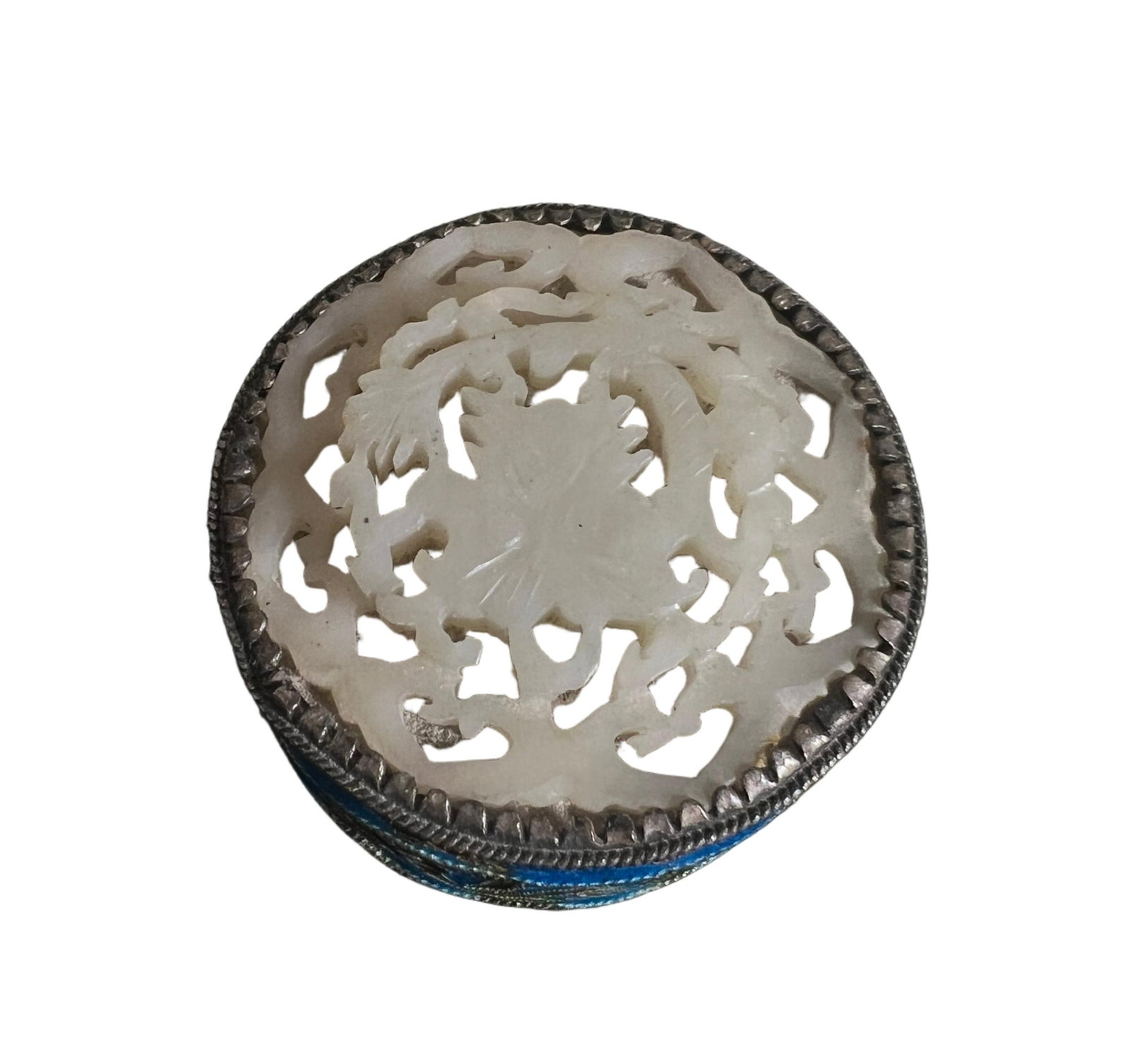 A CARVED WHITE JADE PLAQUE INLAID SILVER BOX WITH COVER: A CARVED WHITE JADE PLAQUE INLAID SILVER BOX WITH COVER Inlaid with reticulated dragon plaque. DIMENSION: Diam. 4.2 cm. A LIST OF RECOMMENDED THIRD-PARTY SHIPPER IS AVAILABLE UNDER SHIPPING