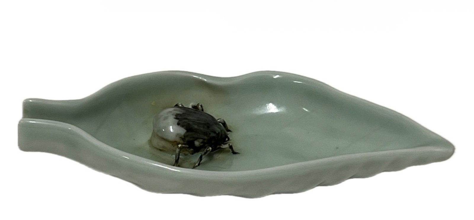 A CELADON GLAZE INKWELL WITH MARK: A CELADON GLAZE INKWELL WITH MARK. Applied with celadon glaze overall. FROM NEW YORK COLLECTOR. DIMENSION: L. 14.5 cm. A LIST OF RECOMMENDED THIRD-PARTY SHIPPER IS AVAILABLE UNDER SHIPPING
