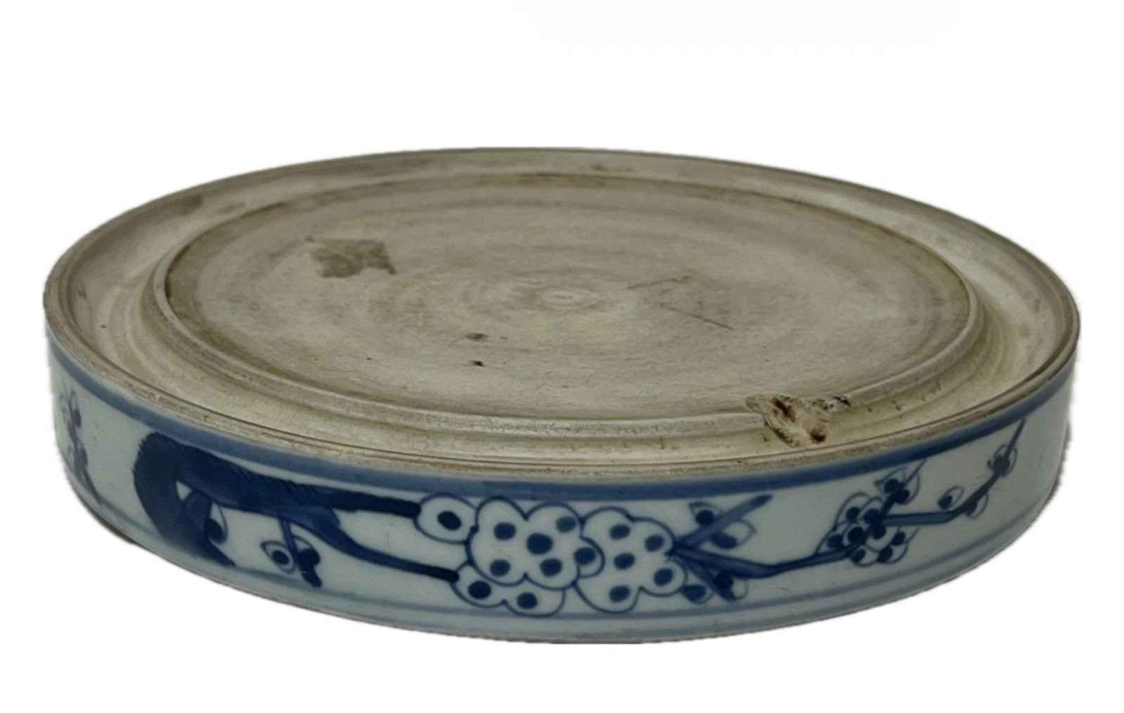 A BLUE AND WHITE INKSTAND: A BLUE AND WHITE INKSTAND Decorated with plum branches at the exterior. FROM NEW YORK COLLECTOR. DIMENSION: Diam. 15 cm. A LIST OF RECOMMENDED THIRD-PARTY SHIPPER IS AVAILABLE UNDER SHIPPING