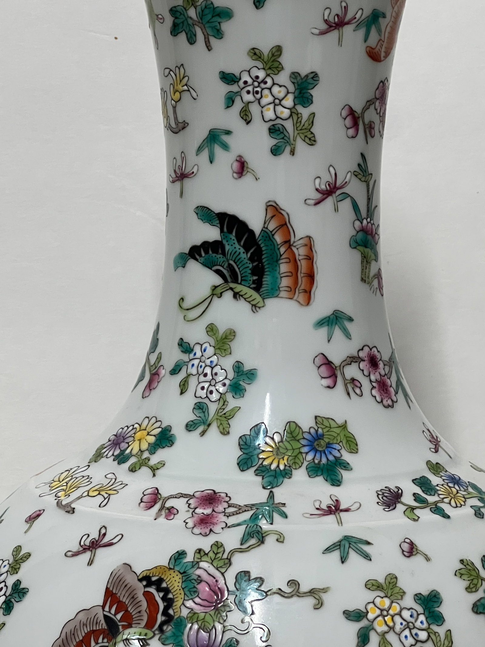 A FAMILLE ROSE DECORATIVE VASE - 2