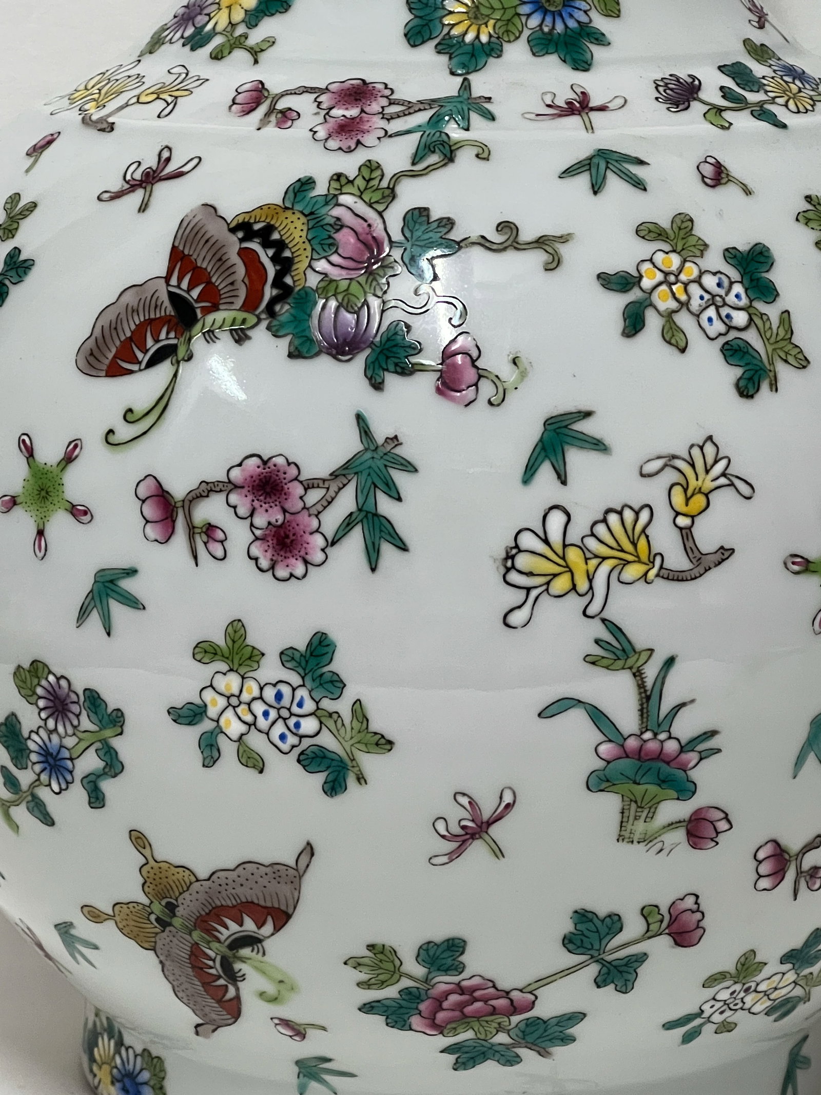 A FAMILLE ROSE DECORATIVE VASE - 3