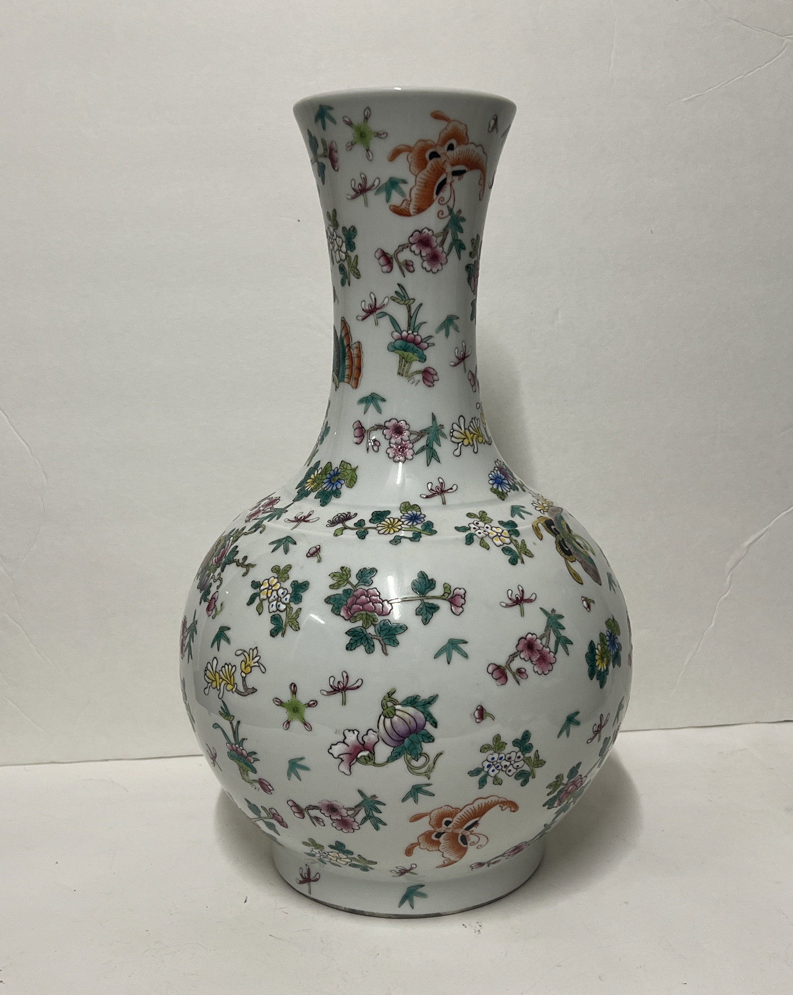 A FAMILLE ROSE DECORATIVE VASE - 4