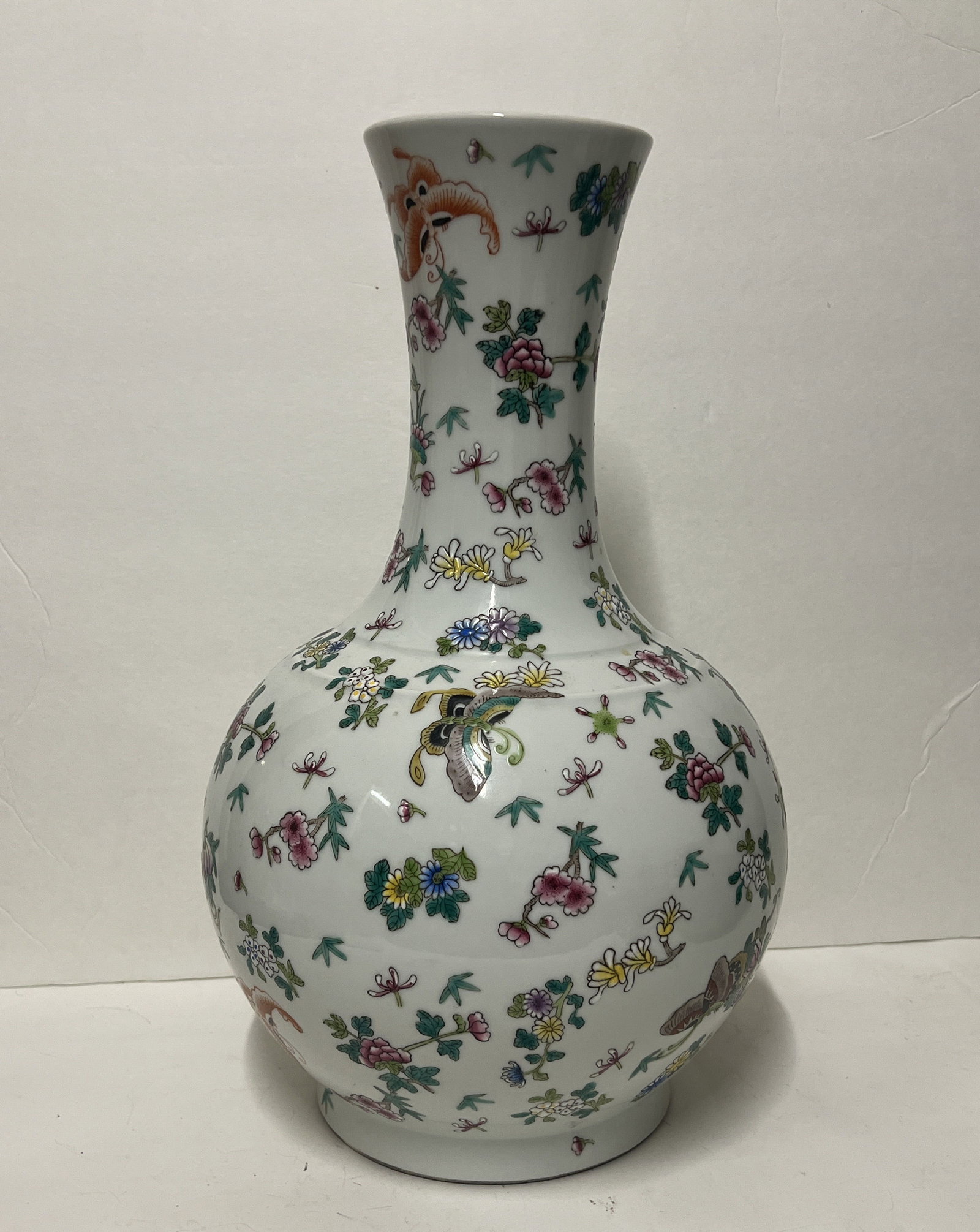 A FAMILLE ROSE DECORATIVE VASE - 5