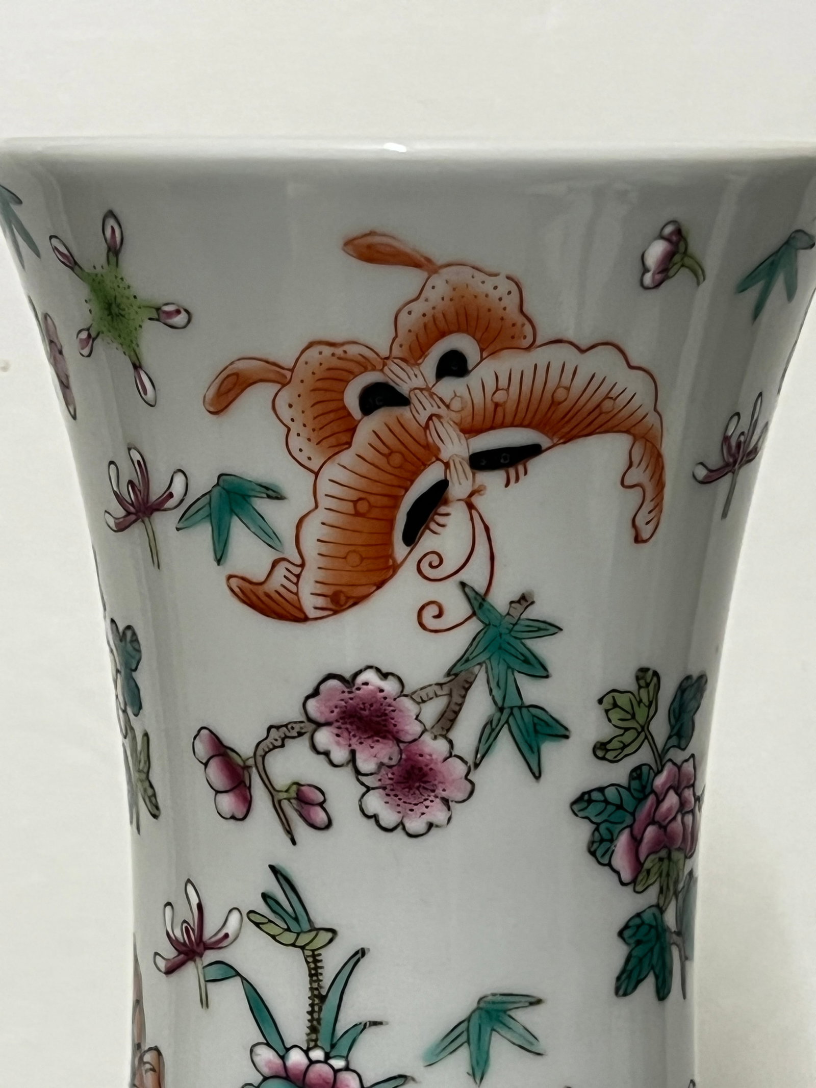 A FAMILLE ROSE DECORATIVE VASE - 6