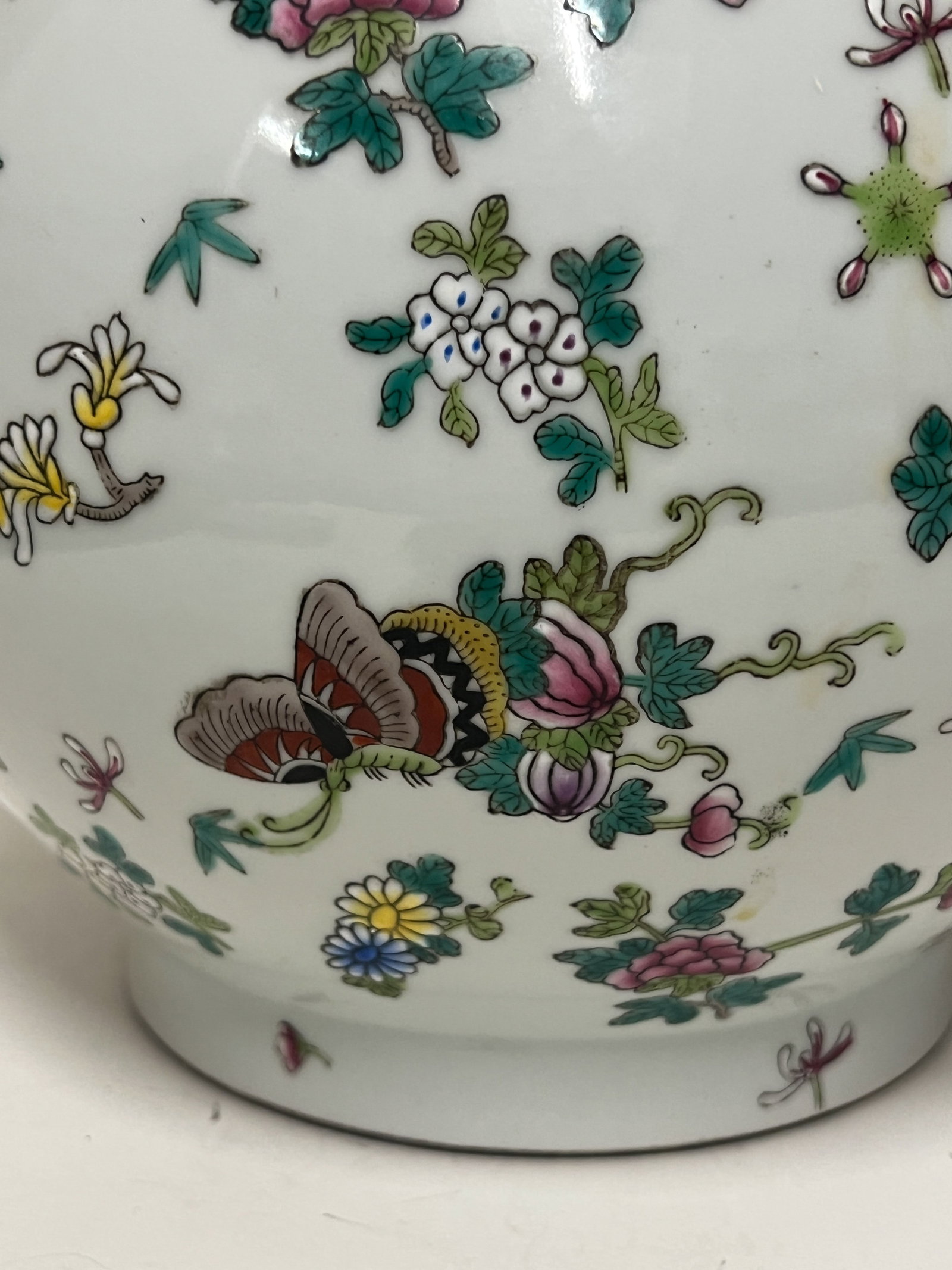 A FAMILLE ROSE DECORATIVE VASE - 8
