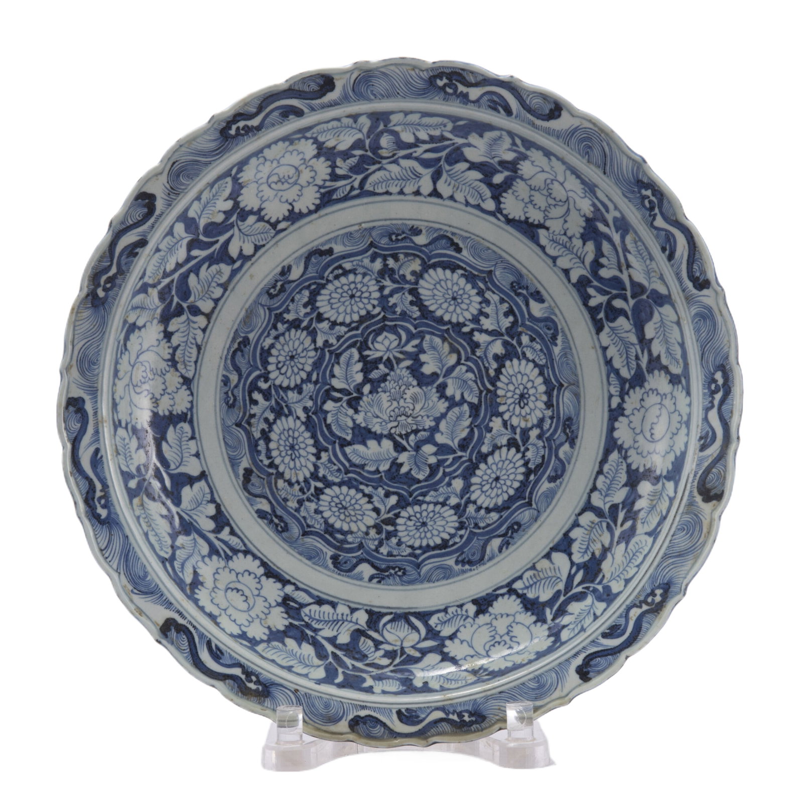 A BLUE AND WHITE PORCELAIN LOBED DISH (1 of 10)