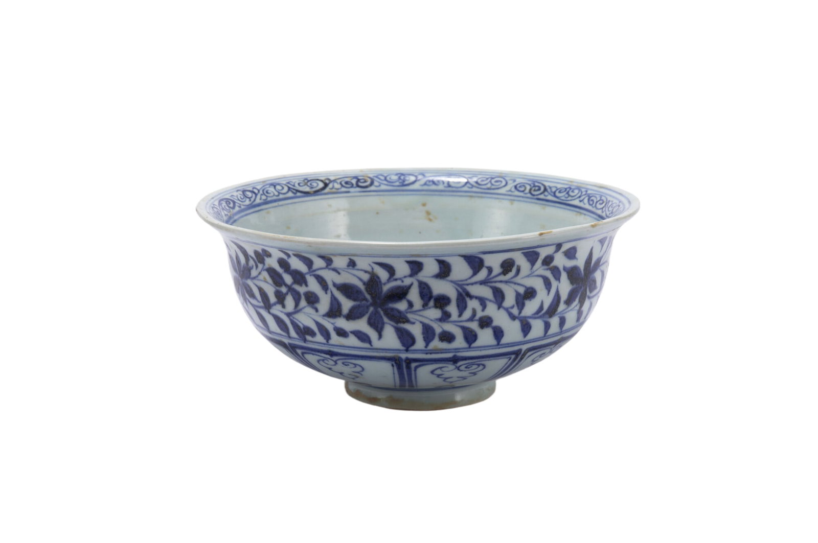 A CHINESE BLUE AND WHITE FLORAL BOWL (1 of 11)