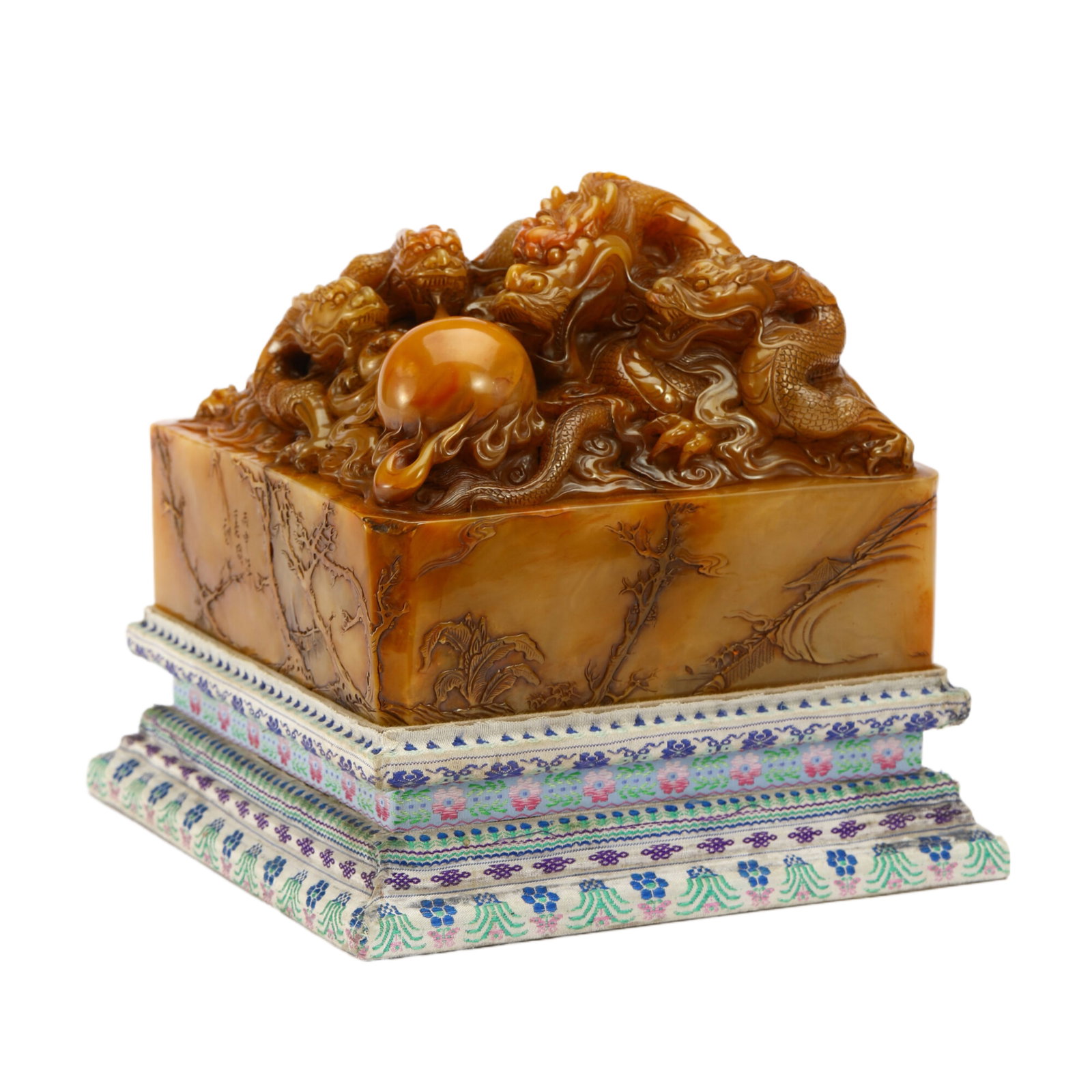 A CARVED TIANHUANG DRAGON SEAL (1 of 15)