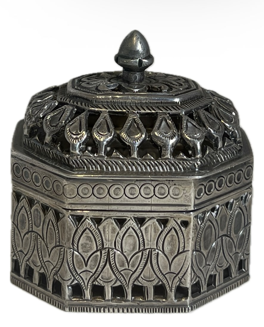 ANTIQUE STERLING SILVER POT POURRI: ANTIQUE STERLING SILVER POT POURRI DIMENSION:H;: 2 1/5".104 gram. A LIST OF RECOMMENDED THIRD-PARTY SHIPPER IS AVAILABLE UNDER SHIPPING INFORMATION. PLEASE FEEL FREE TO CONTACT THEM FOR A QUOTE.