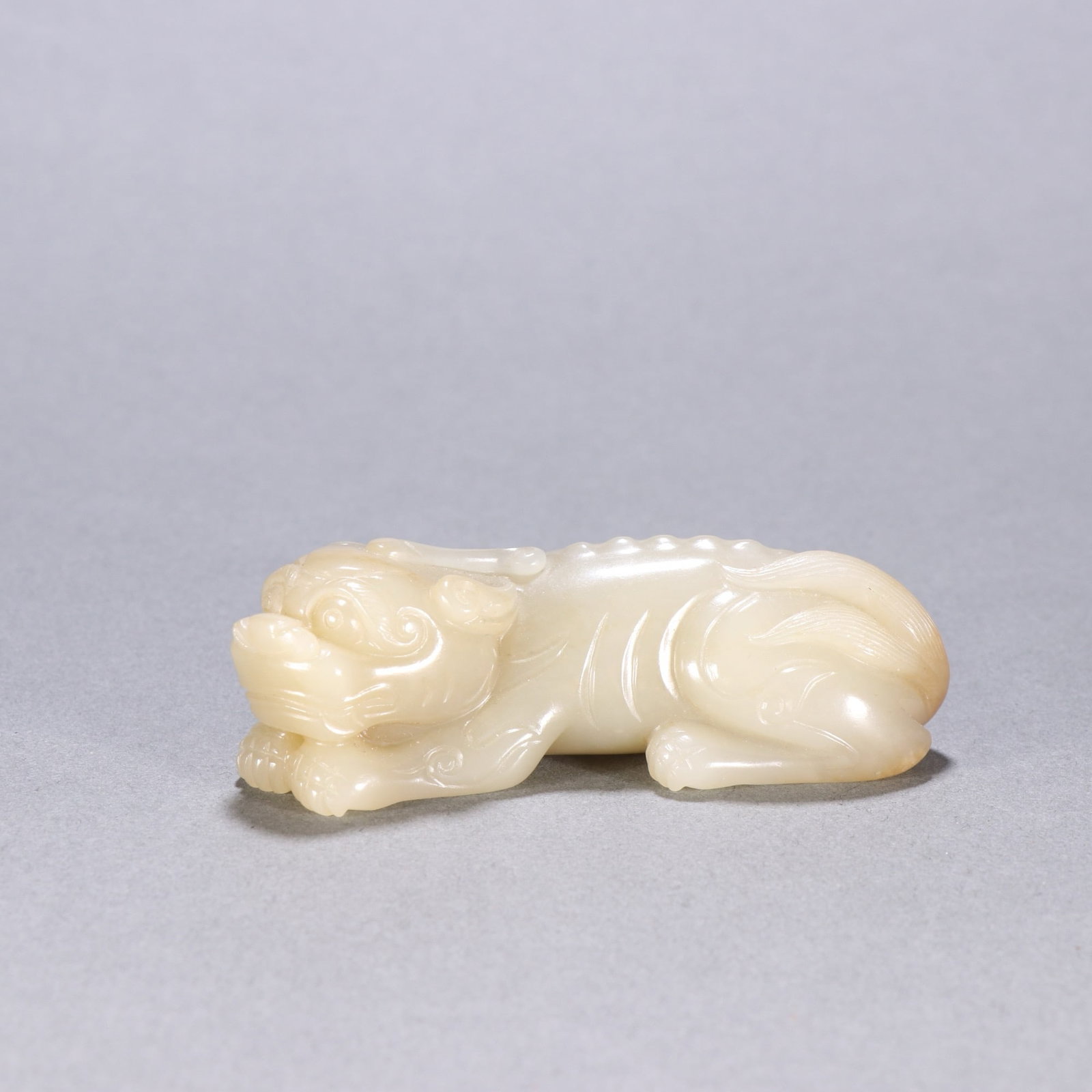A CHINESE CARVED JADE FOO DOG: A CHINESE CARVED JADE FOO DOG DIMENSION: H. 2.5 cm.W 7.8 CM. A LIST OF RECOMMENDED THIRD-PARTY SHIPPER IS AVAILABLE UNDER SHIPPING INFORMATION. PLEASE FEEL FREE TO CONTACT THEM FOR A QUOTE.