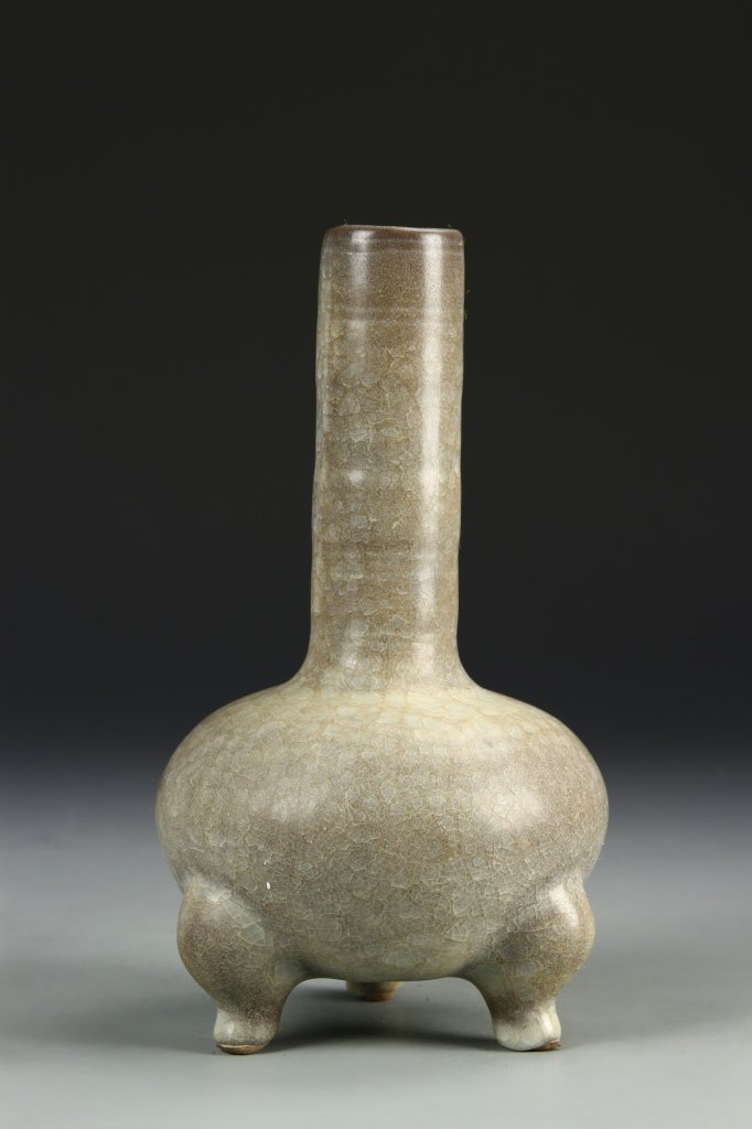Rare Geyao Tripod Vase, Song Dyn. (1 of 5)