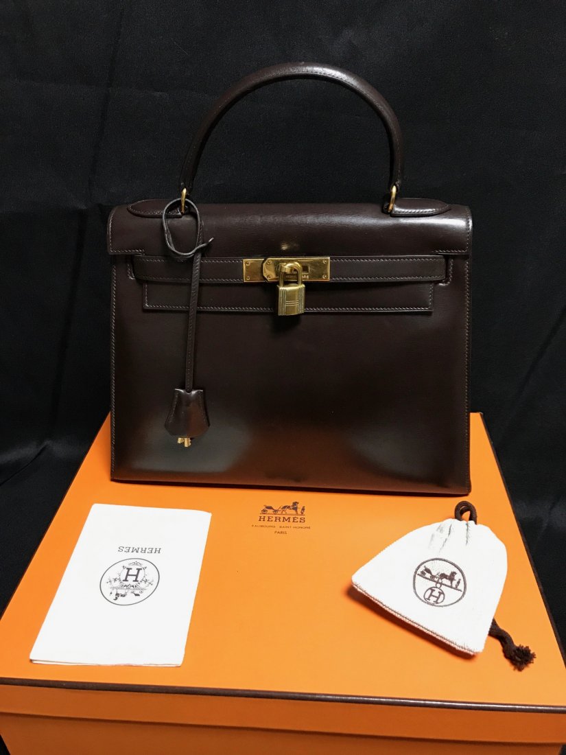 authentic hermēs kelly 29 bag in dark brown: authentic hermēs kelly 29 bag in dark brown beautiful condition very clean inside out all pockets are clean like new ; no heavy wear on leather nor hardware it comes with dustbag padlock keys & b