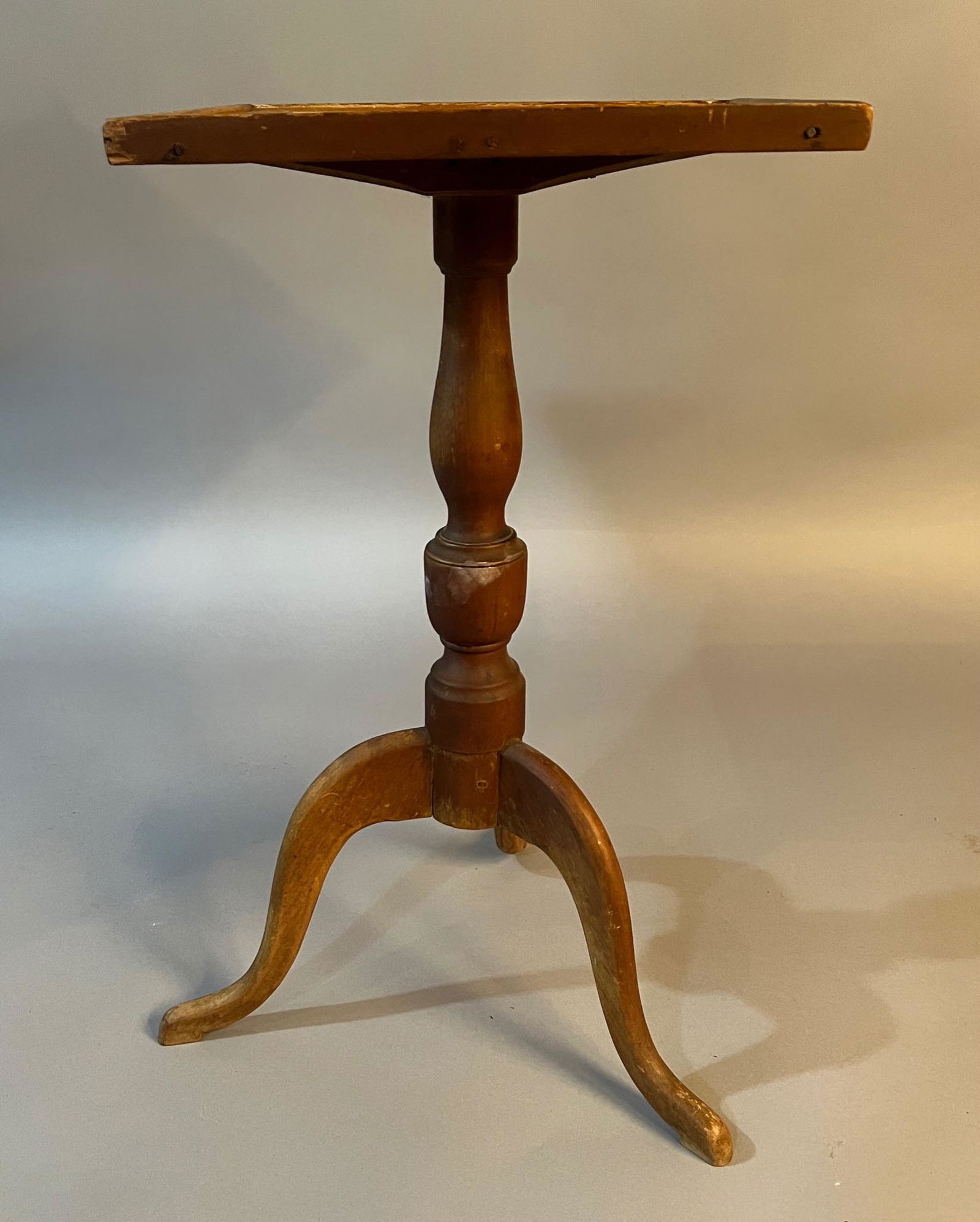 18th c Queen Anne Candle Stand w Tray Top (1 of 6)