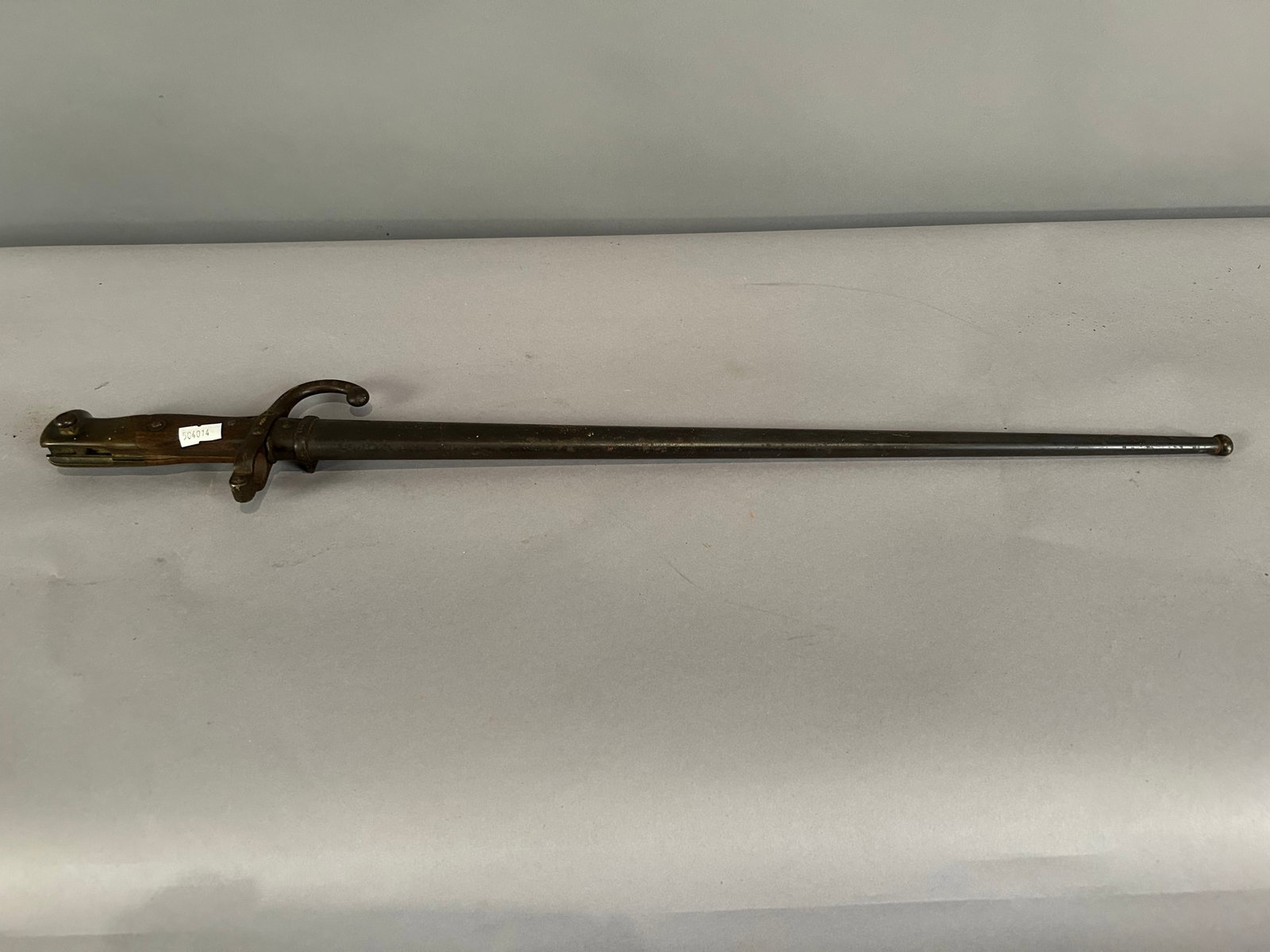 French model 1874 bayonet: French model 1874 bayonet with brass and wood handle. With original sheath, 26 inches