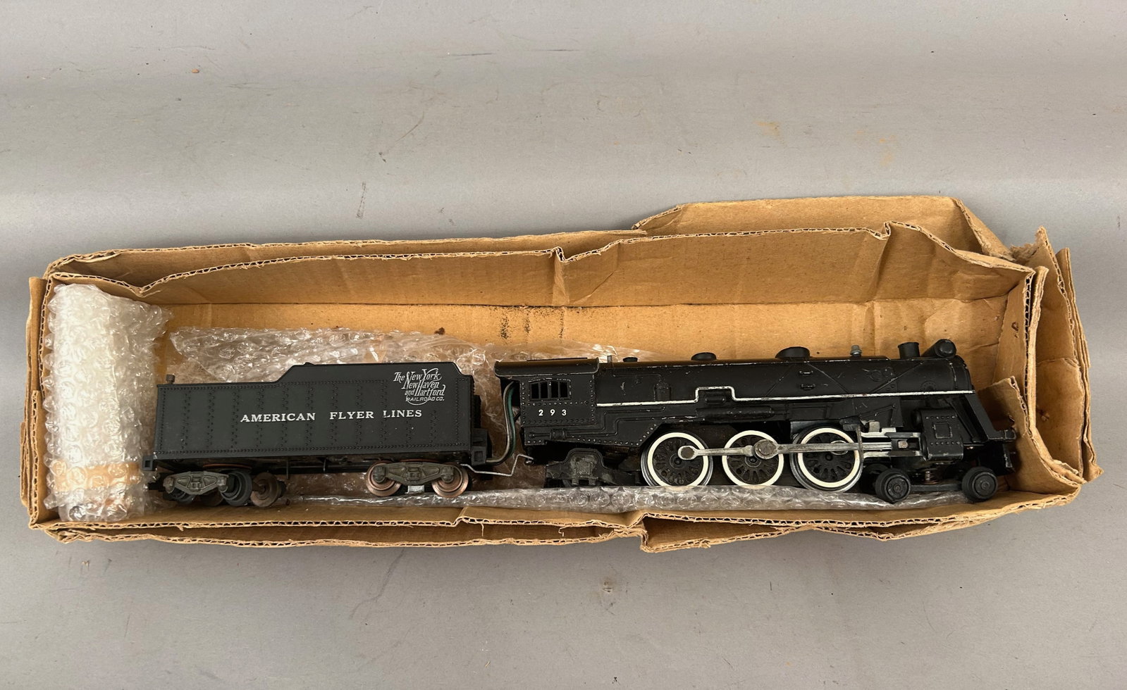 American Flyer 293 Locomotive S Gauge: American Flyer 293 Metal Locomotive with New York, New Haven and Hartford Railroad Co Tender in box. S Gauge