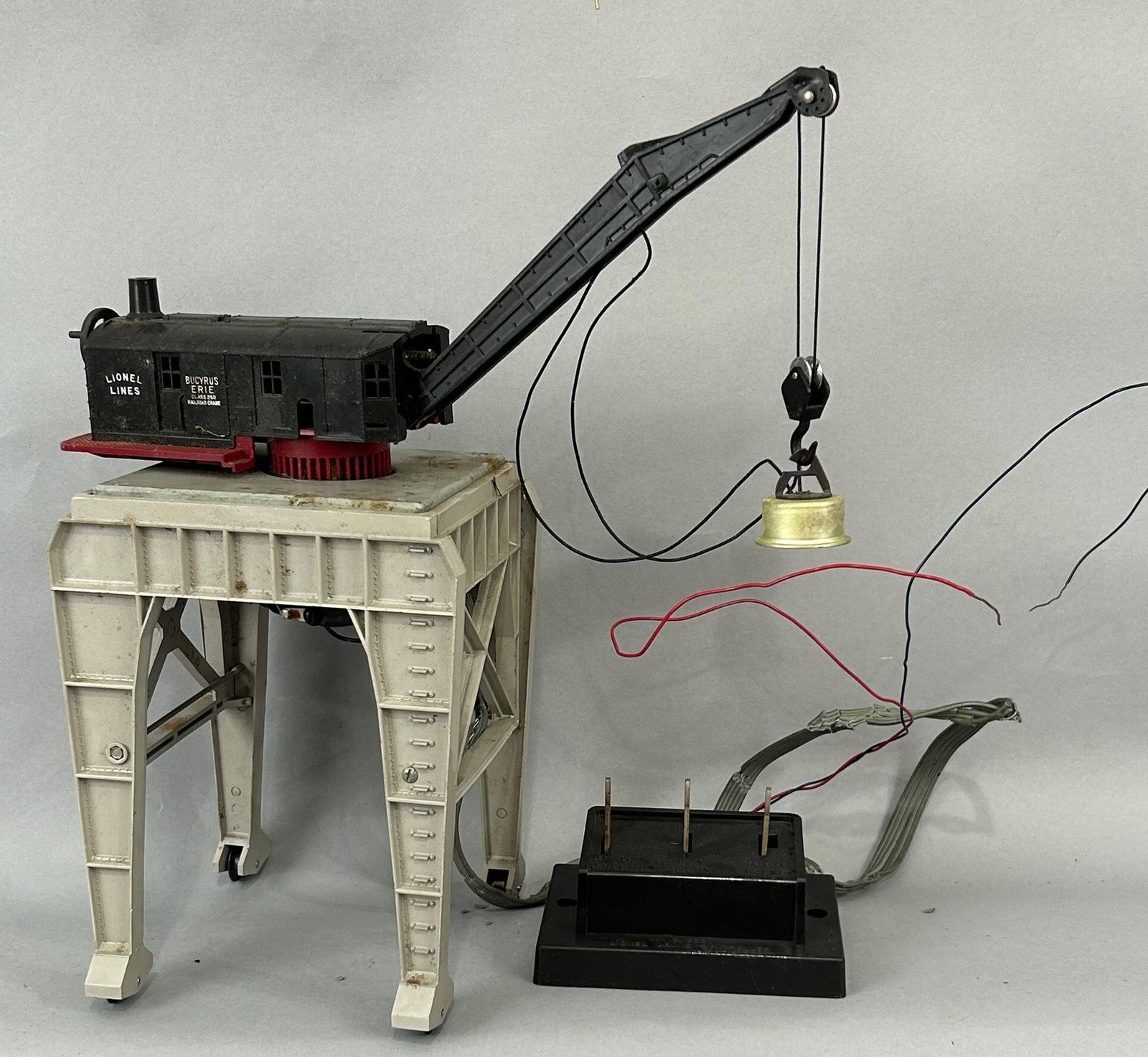 Lionel 282 Gantry Crane O Gauge: Lionel 282 Portal Gantry Crane with Original Box and Instructions. O Gauge