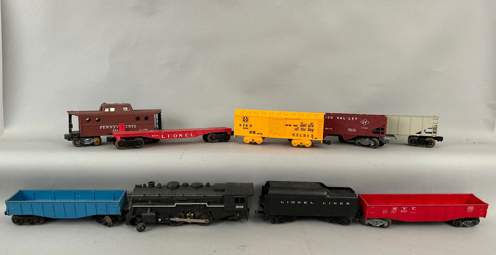 Eight Lionel Train Cars O Gauge (1 of 6)