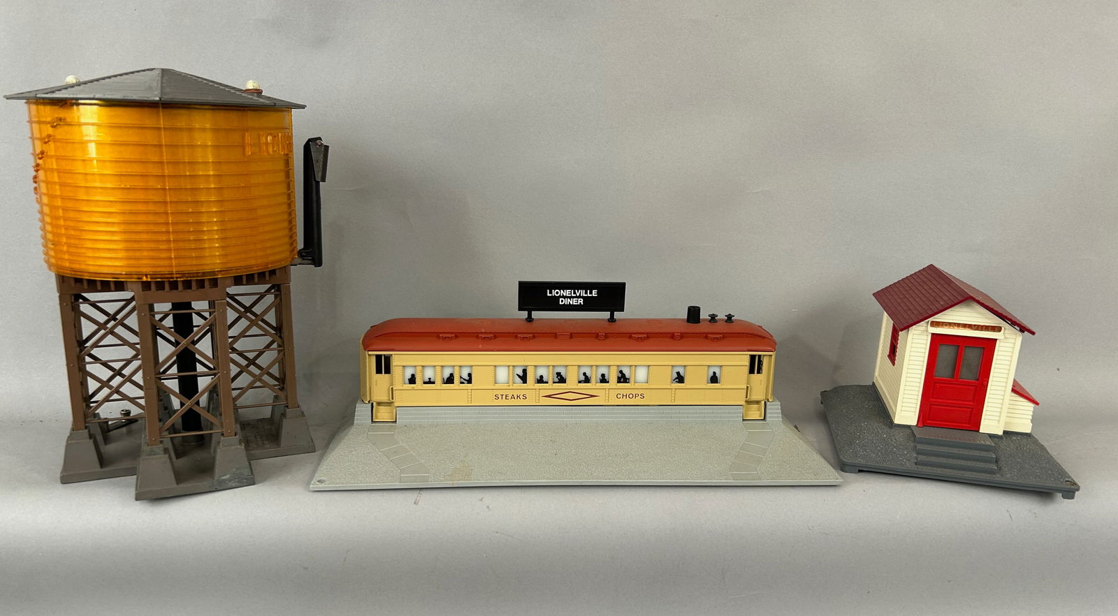 Three Lionel buildings/accessories O Gauge (1 of 7)
