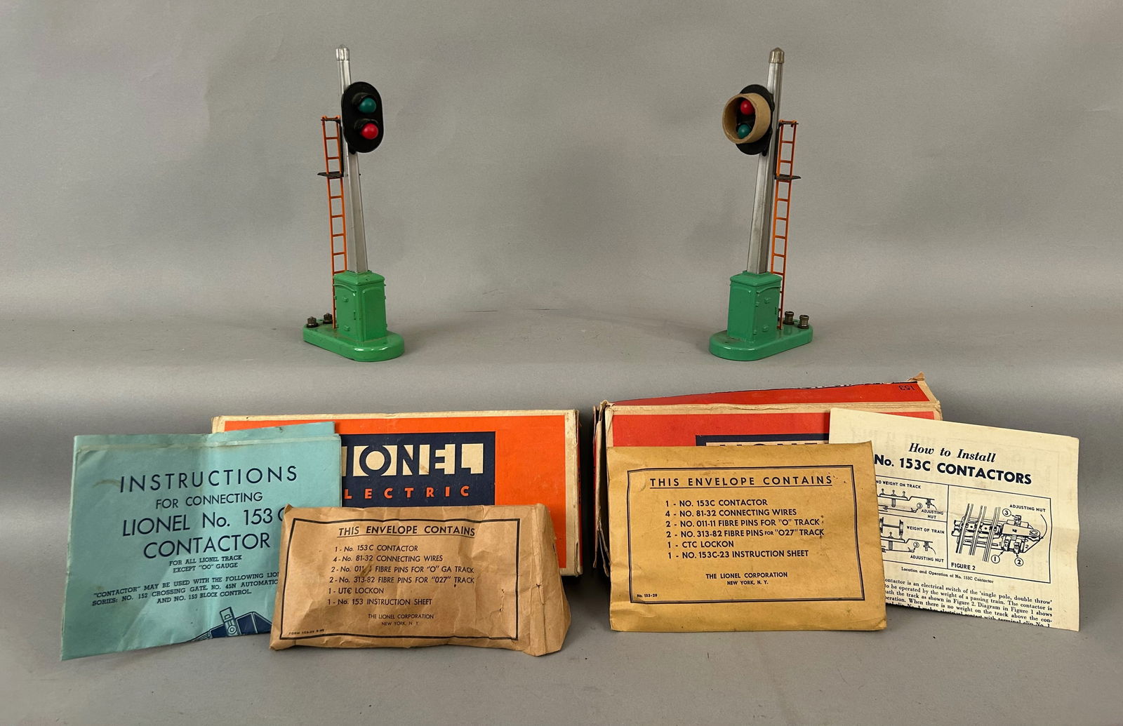 Two Lionel 153 Block Signals with Boxes O Gauge (1 of 4)