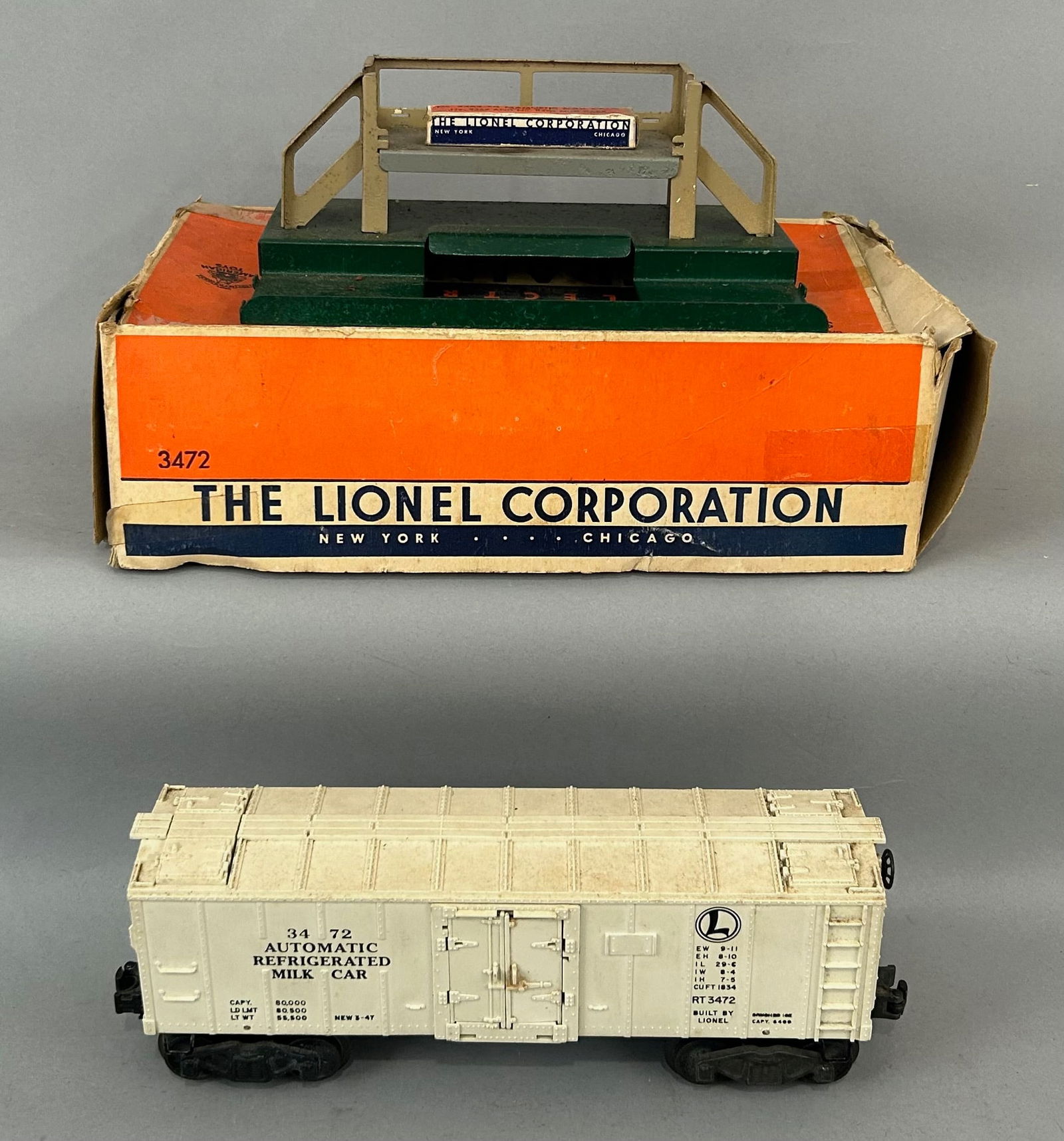 Lionel 3472 Milk Car and platform with box O Gauge (1 of 6)