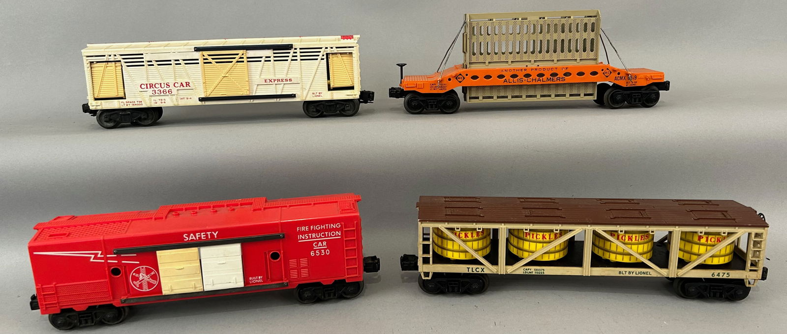 Four Lionel Train Cars O Gauge (1 of 8)