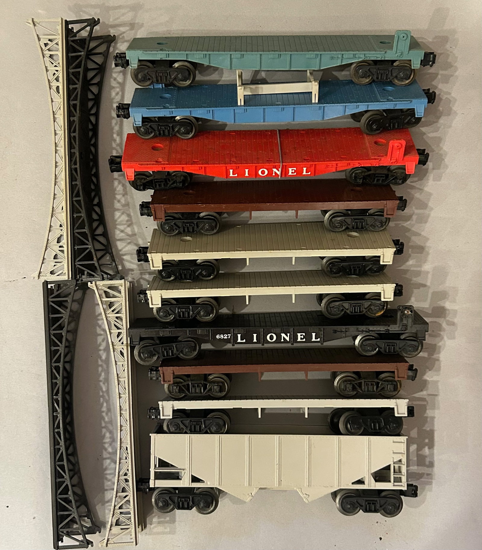 10 Lionel trains O Gauge: 10 Lionel trains, flat cars, gondola box car, includes 6827, 6511?2, etc. O Gauge