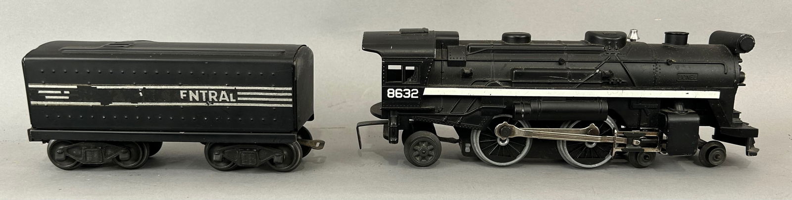 Lionel 8632 Engine with New York Central freight car: Lionel 8632 Metal Engine with Netal New York Central freight car. Car has missing text. O Gauge