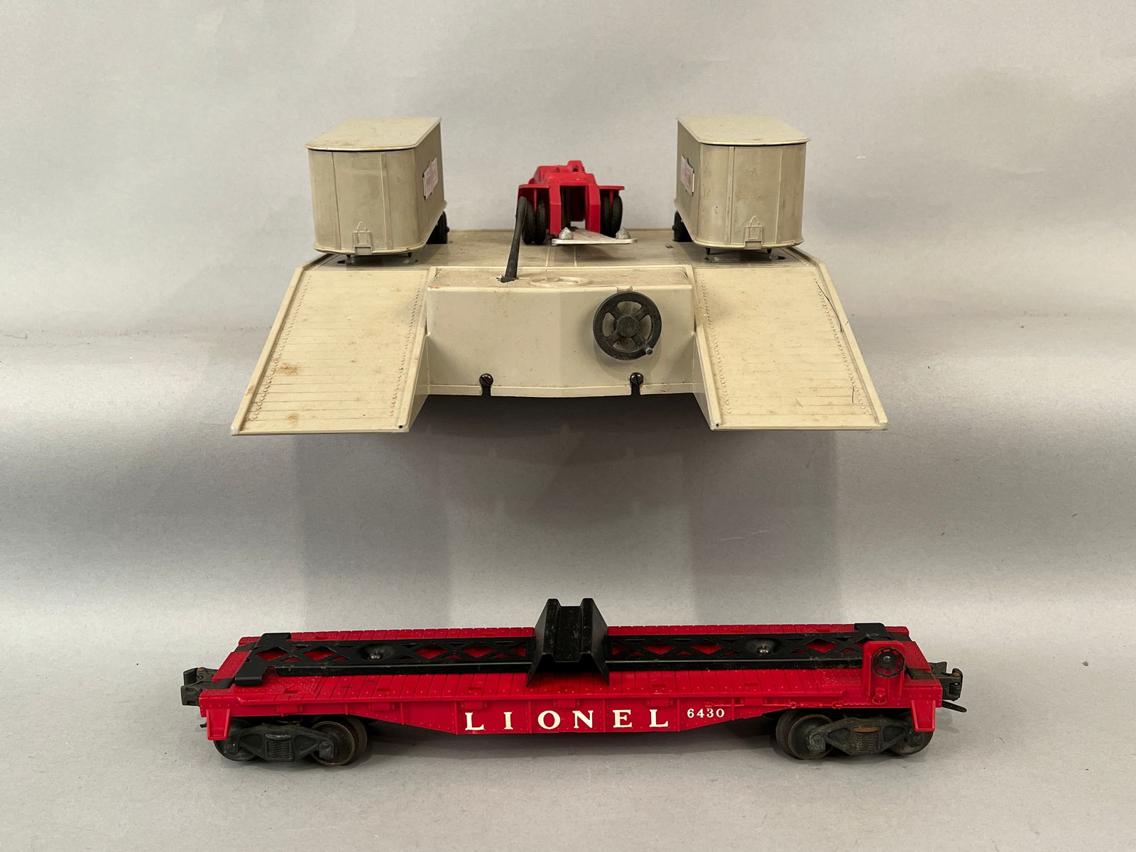 Lionel Piggyback Loader Platform & flat car w two trailers (1 of 6)
