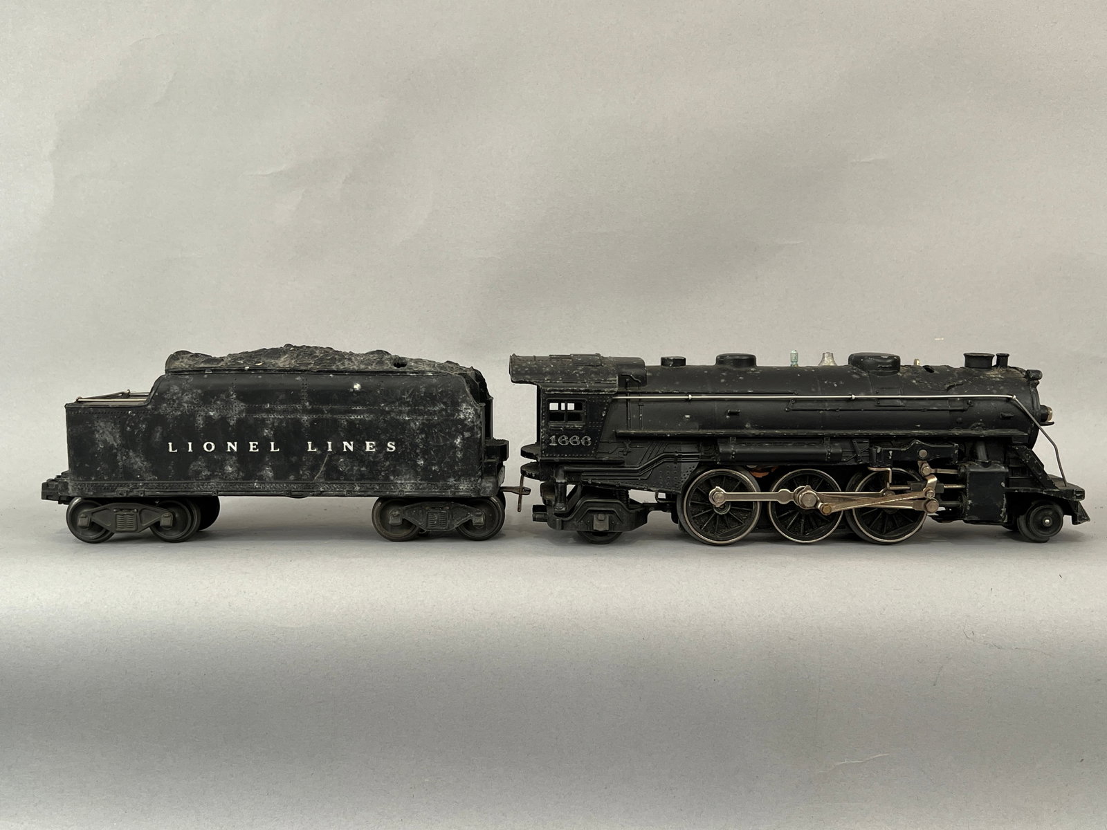 Lionel 1666 Locomotive with Tender: Lionel 1666 Locomotive with Tender. O Gauge