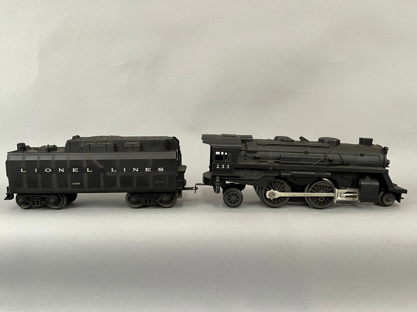 Lionel 233 Locomotive with Tender: Lionel 233 Locomotive with Tender. O Gauge