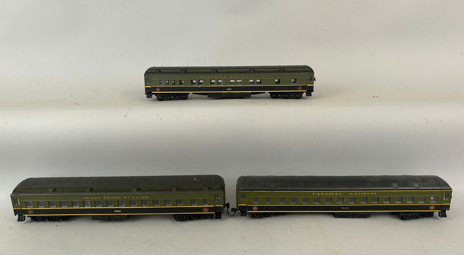 HO scale three passenger cars (1 of 7)