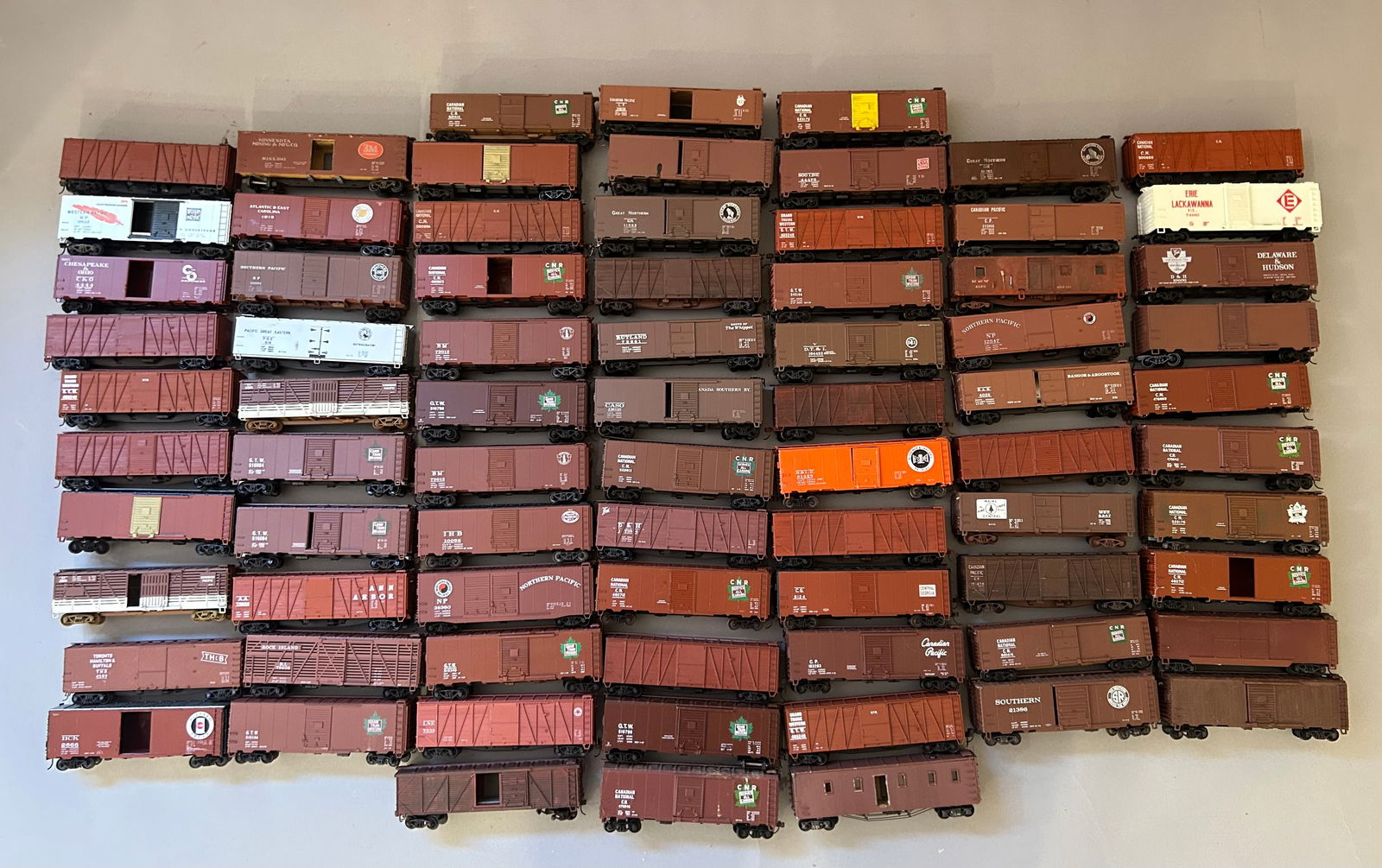 HO scale 46 box cars (1 of 12)