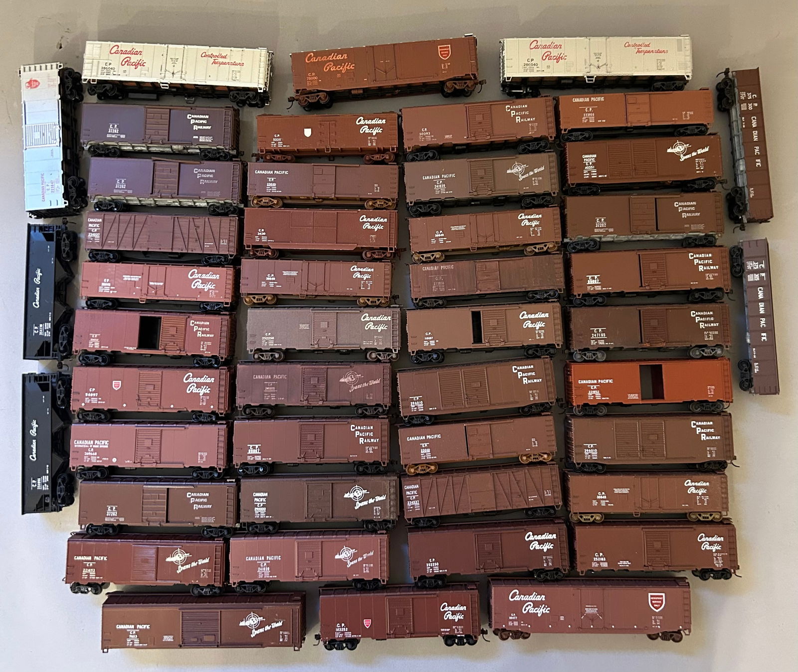 HO scale 46 pieces most Canadian pacific box cars (1 of 10)