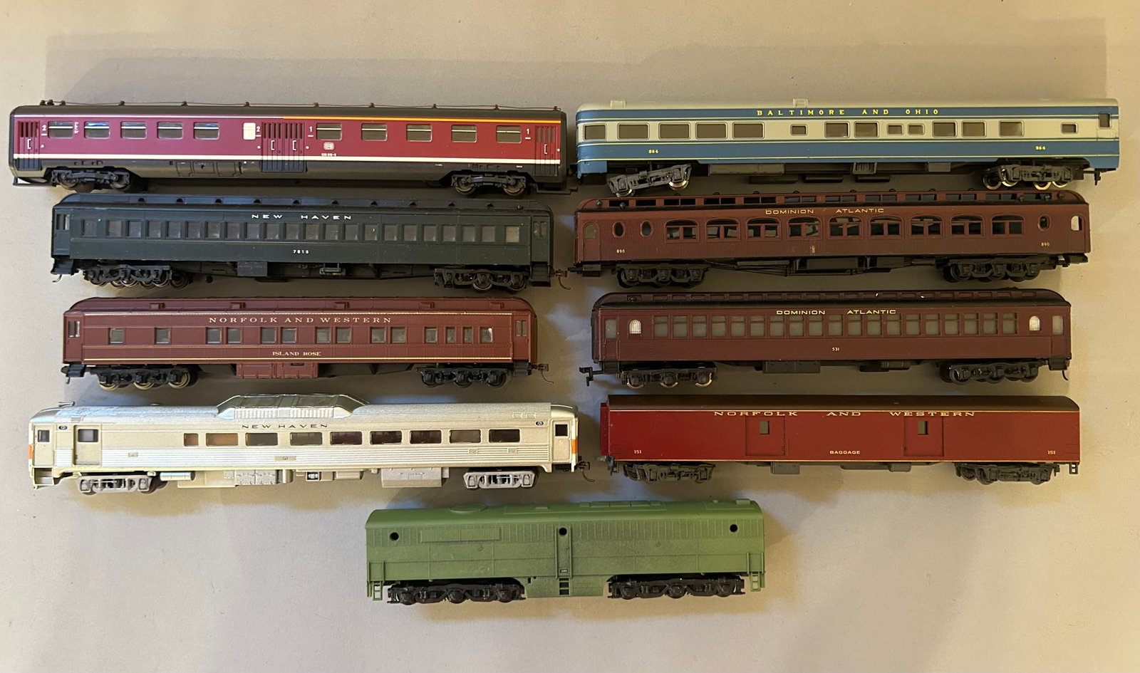 Nine HO scale passenger cars: Nine HO scale passenger cars, 151, 531, 121, 7815, 8900, 354. Very good condition.