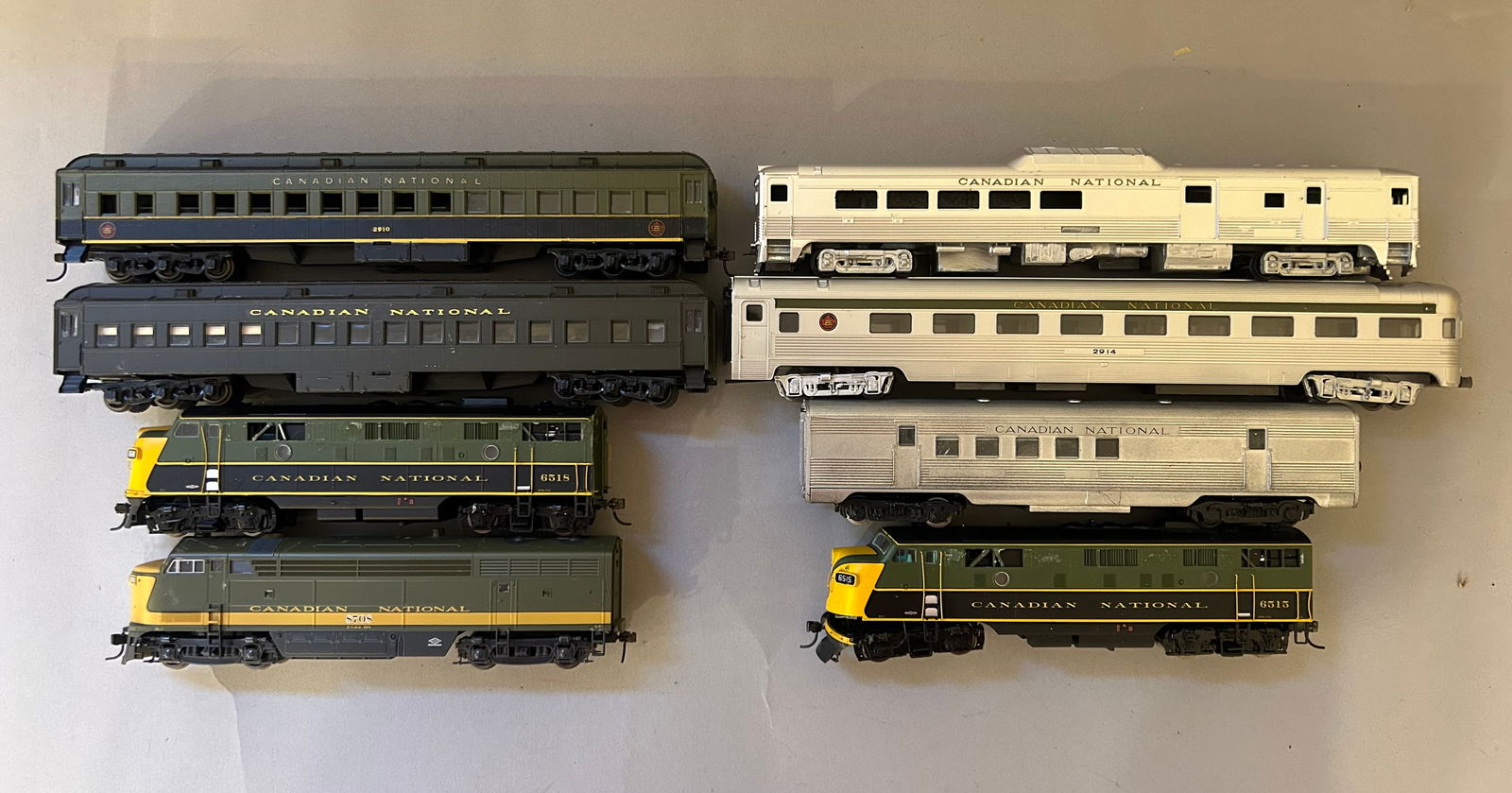 Three HO Gauge Diesel Engines and 5 Passenger Cars (1 of 5)