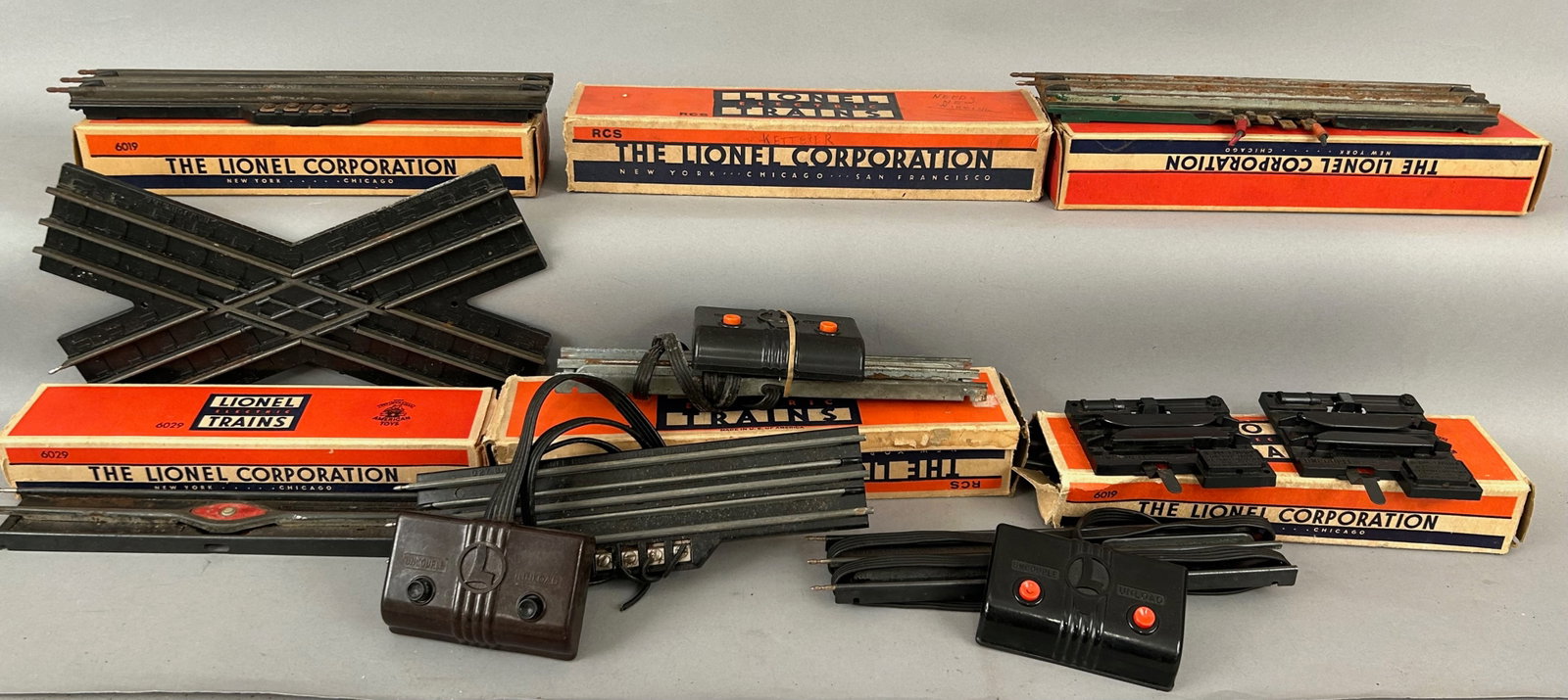Lionel Track Accessories: Lionel track accessories. See pictures